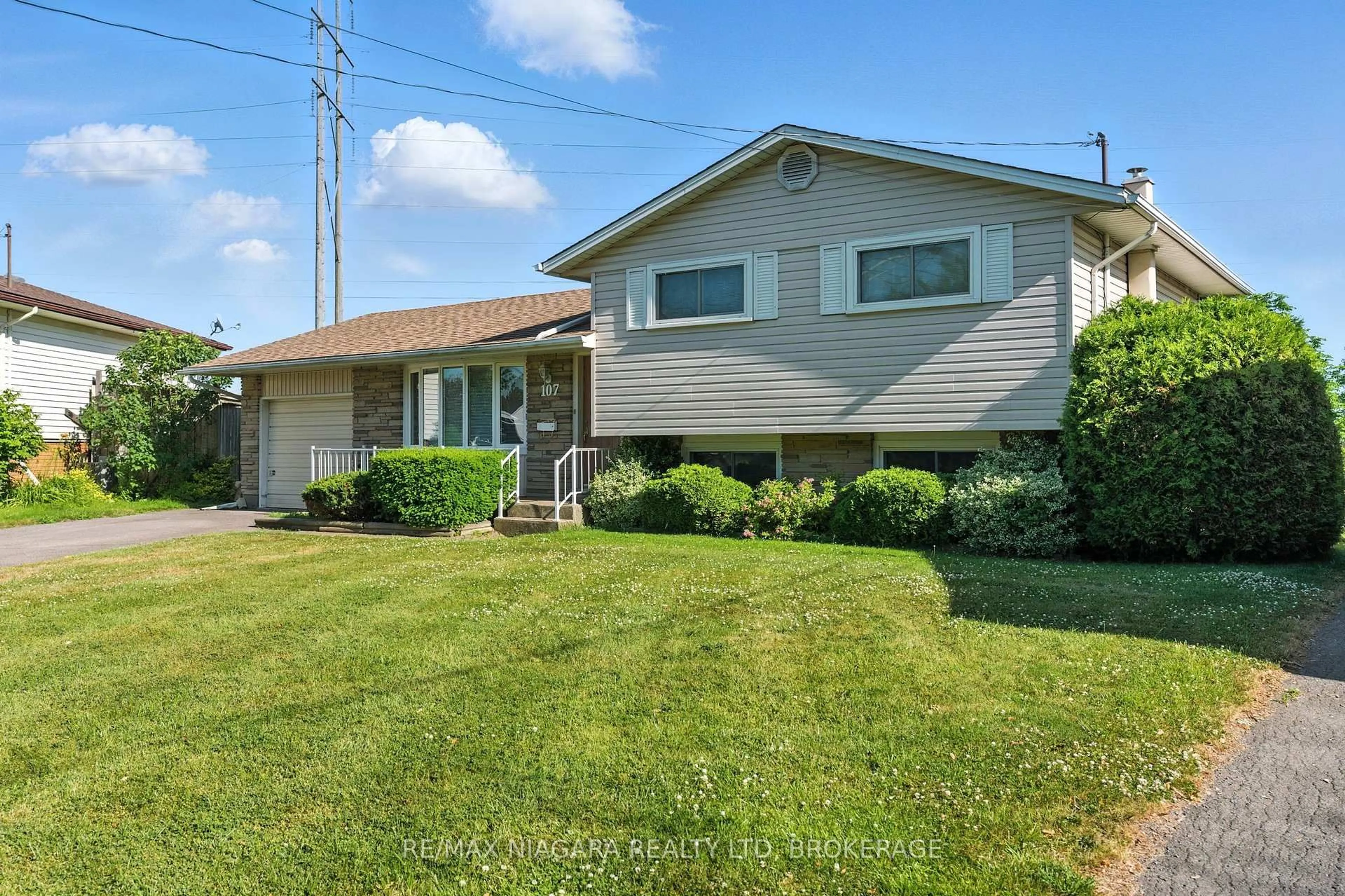 Home with vinyl exterior material, street for 107 Harrison Ave, Welland Ontario L3B 1C3