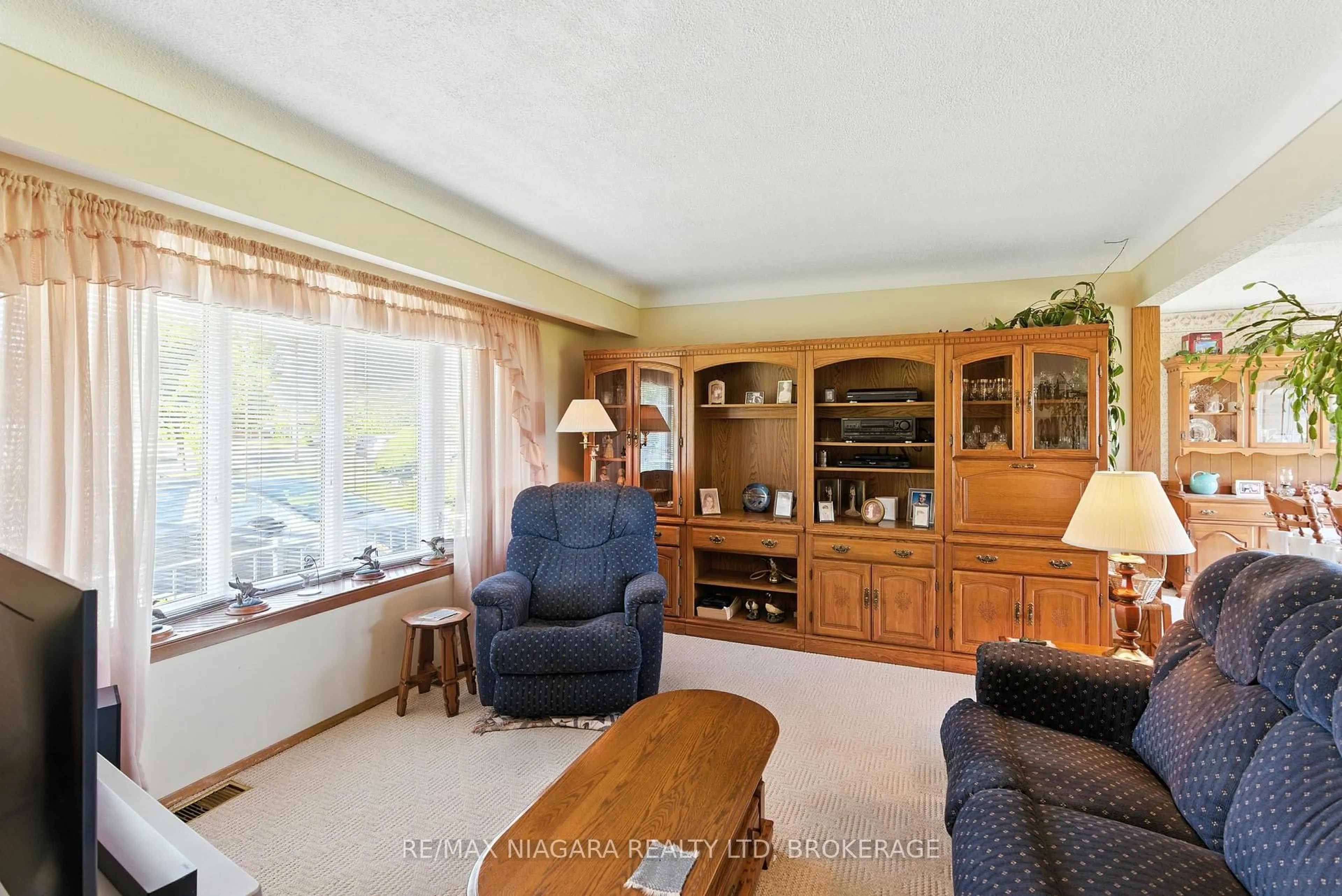 Living room with furniture, unknown for 107 Harrison Ave, Welland Ontario L3B 1C3