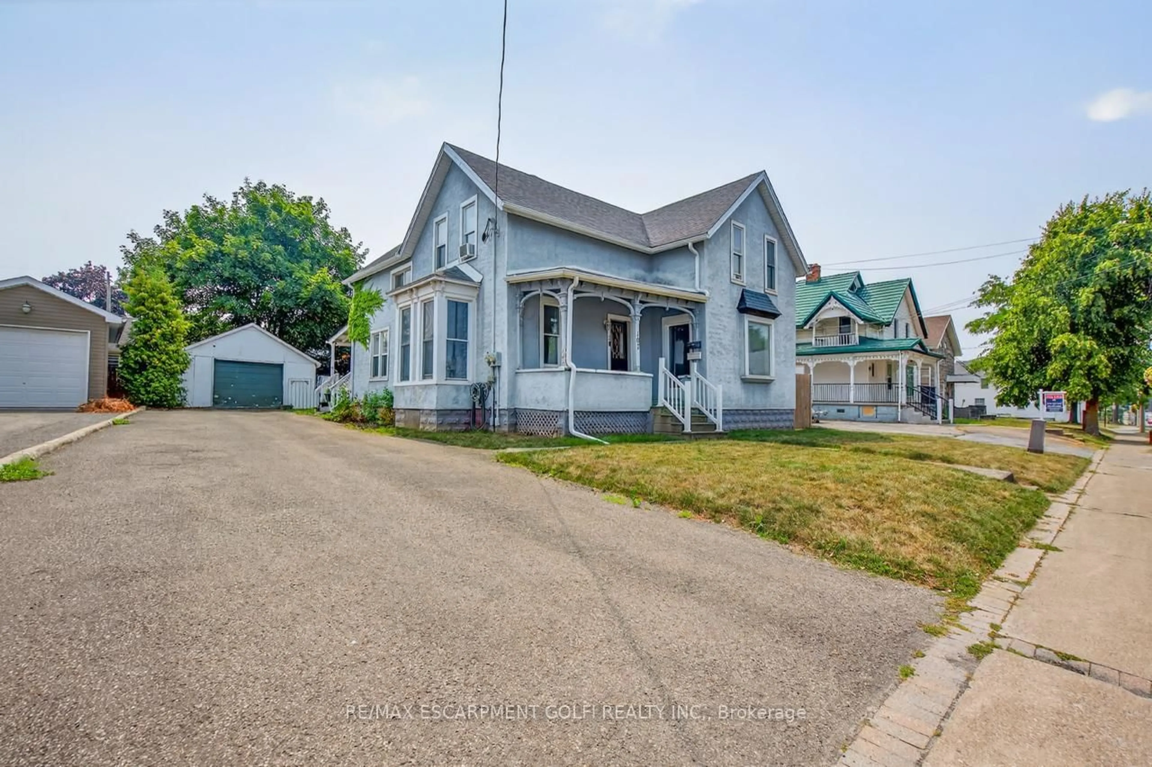 A pic from outside/outdoor area/front of a property/back of a property/a pic from drone, street for 107 West Main St, Welland Ontario L3C 4Z8