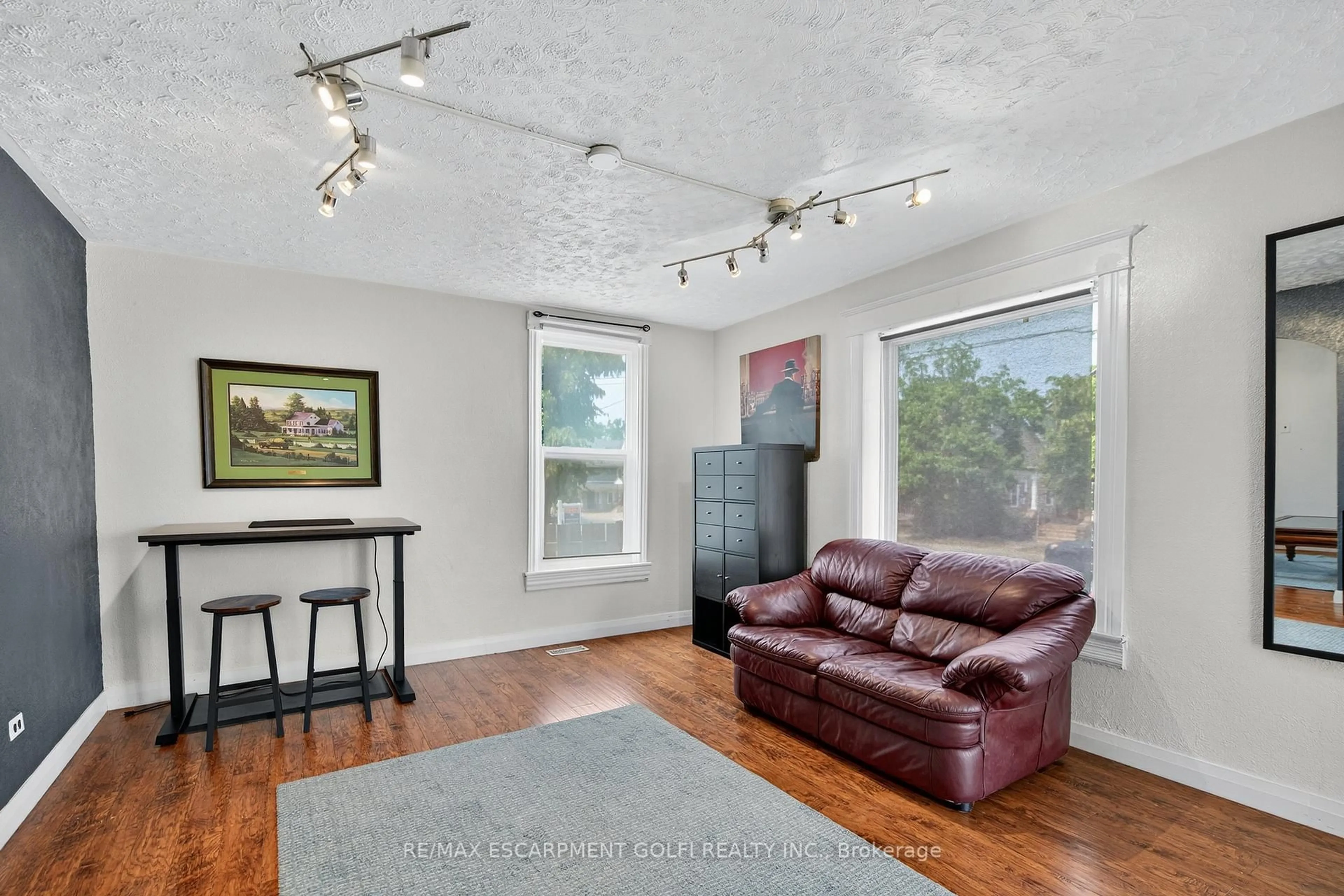 Living room with furniture, unknown for 107 West Main St, Welland Ontario L3C 4Z8