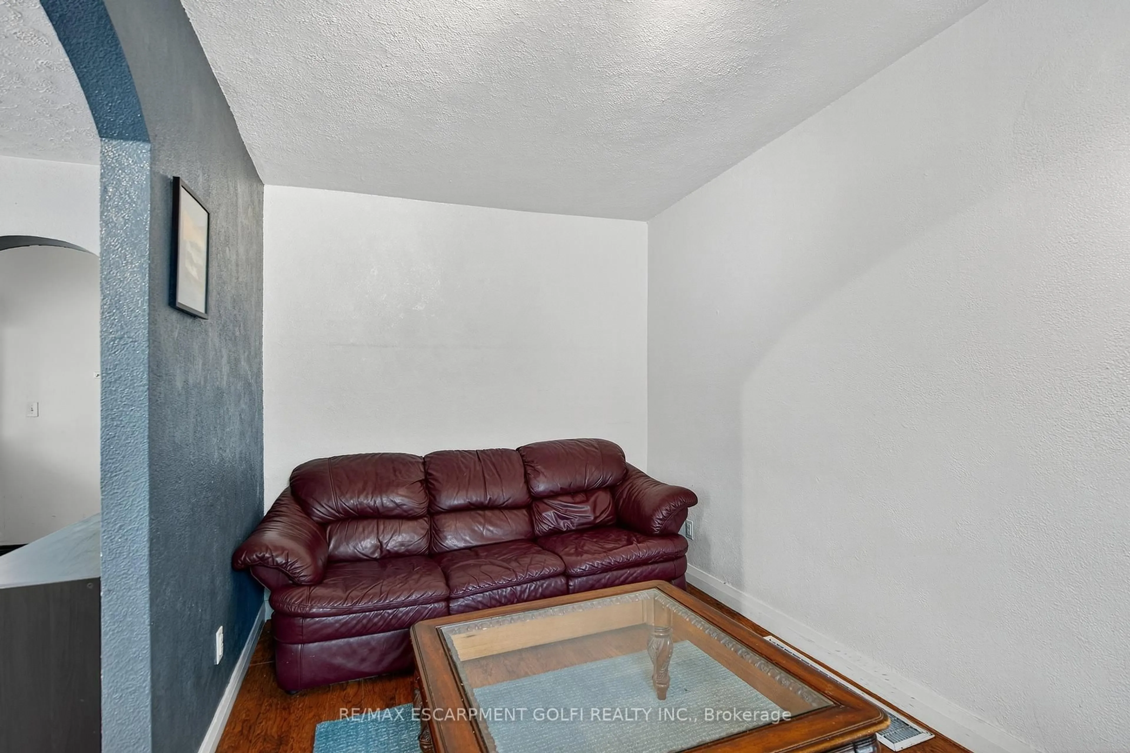 A pic of a room for 107 West Main St, Welland Ontario L3C 4Z8