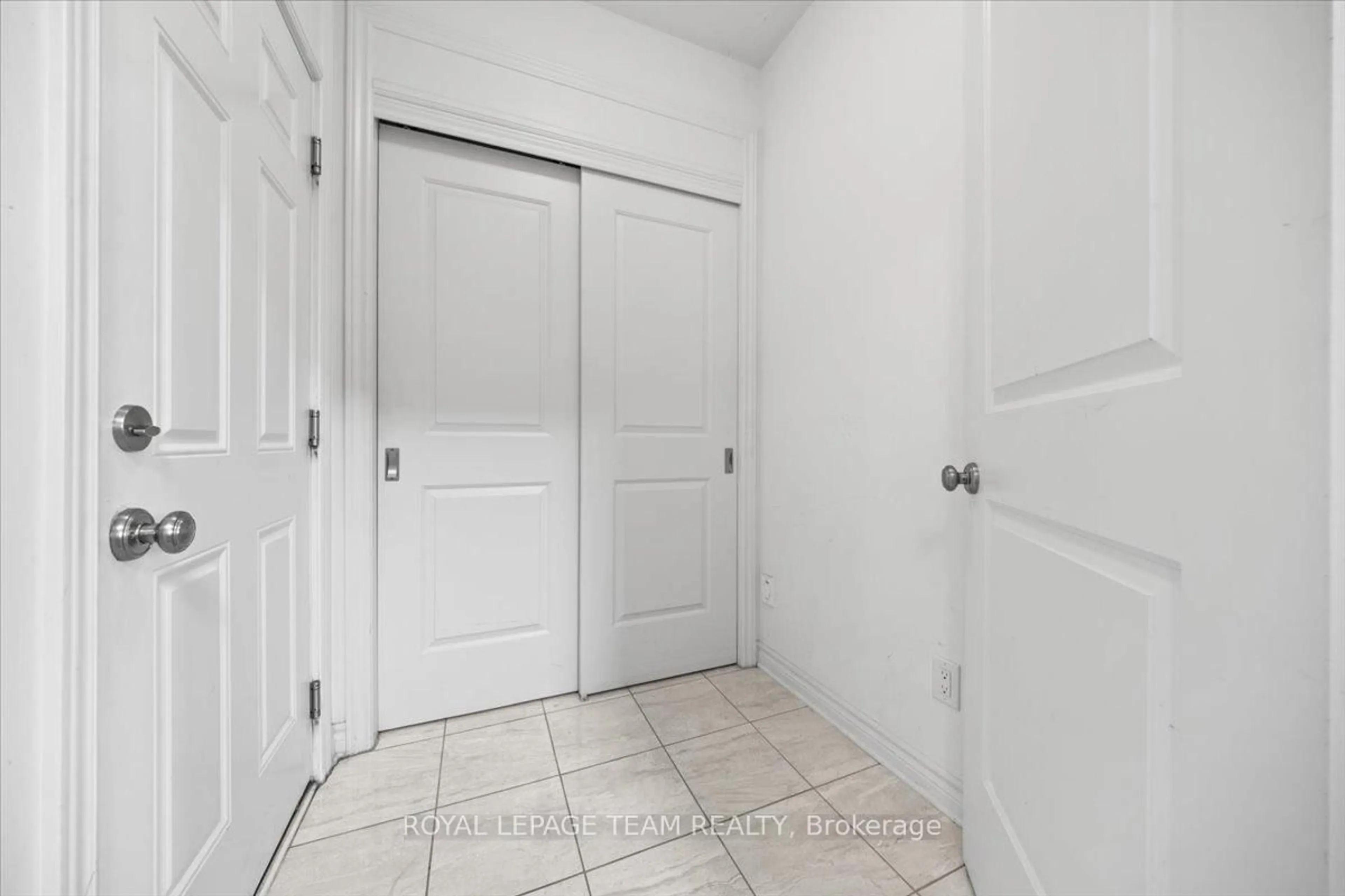 Indoor entryway for 244 Fergus Cres, Ottawa Ontario K2J 3L7