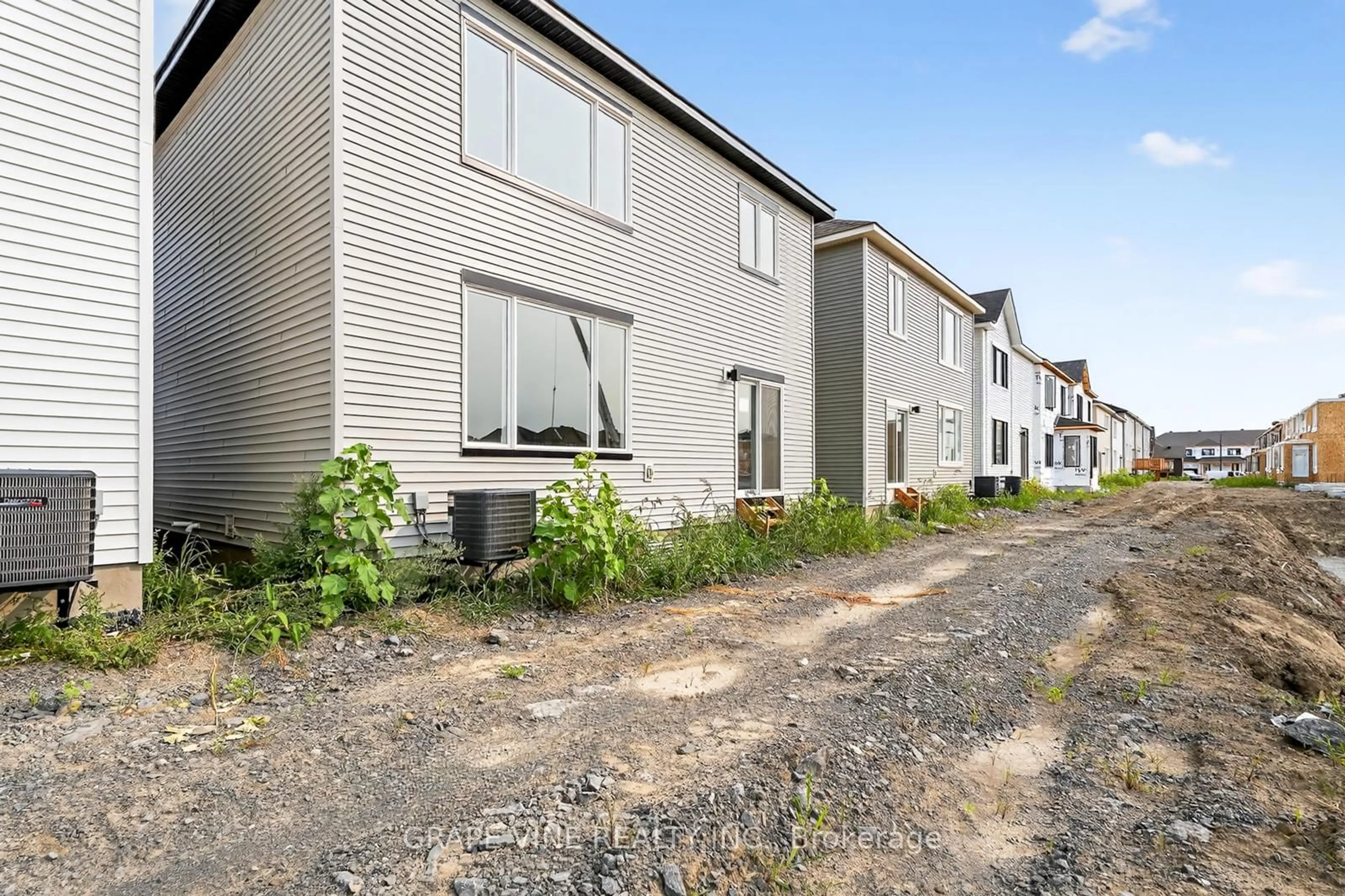 Unknown for 335 Les Emmerson Dr, Ottawa Ontario K2J 0P1