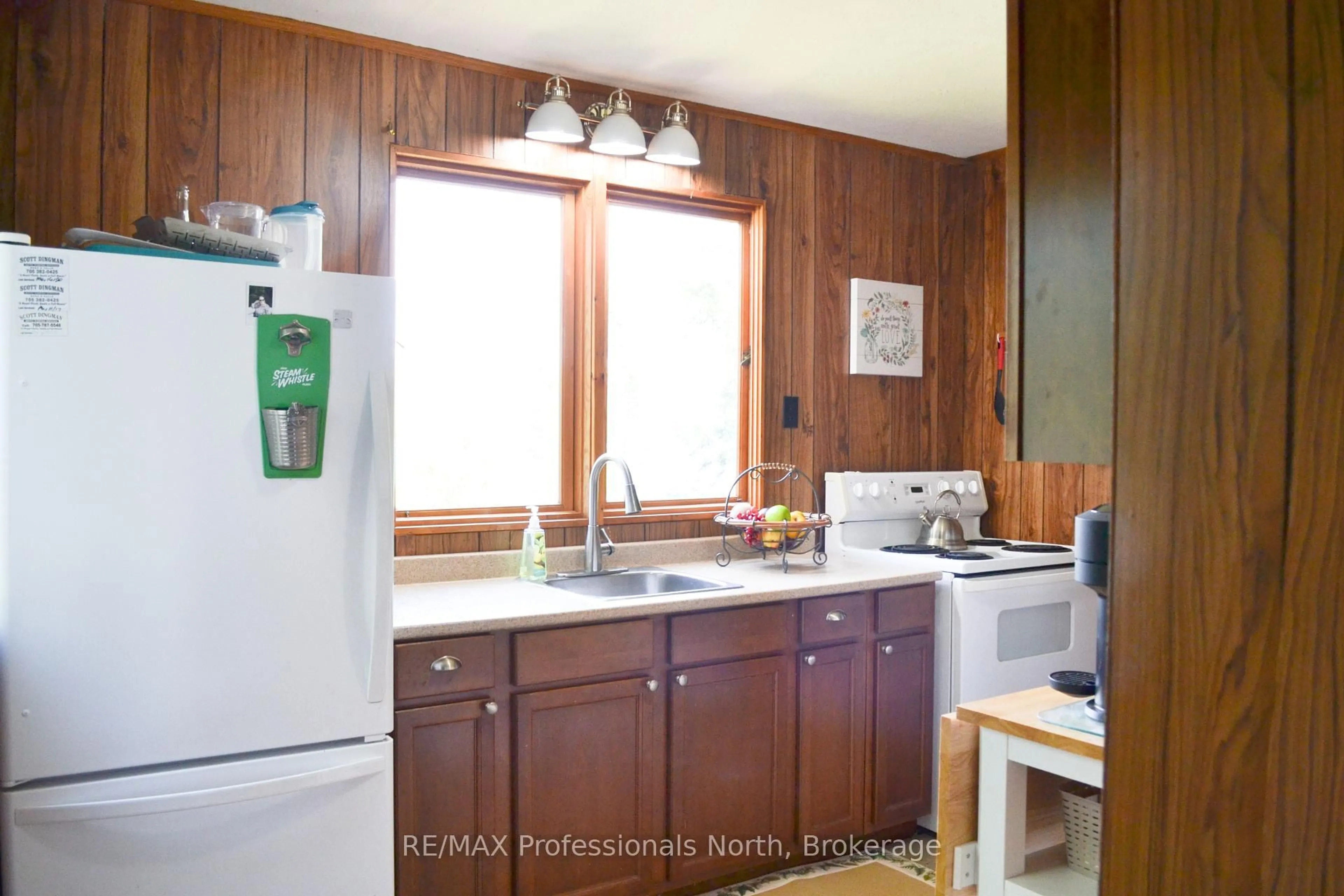 Standard kitchen, wood/laminate floor for 542 Hazard Hill, Kearney Ontario P0A 1Z0