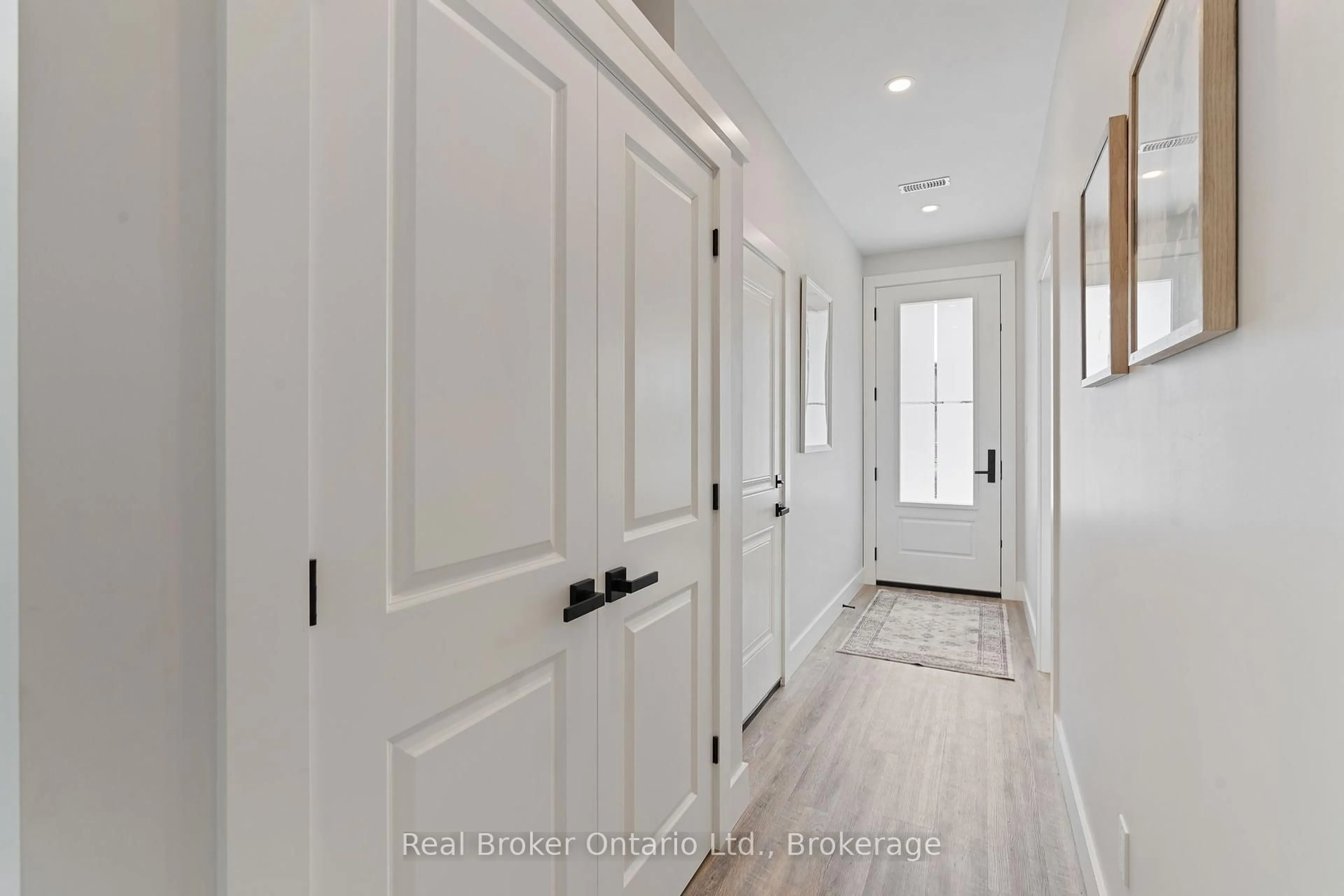 Indoor entryway for 71 Balfour St, Brantford Ontario N3T 1J6