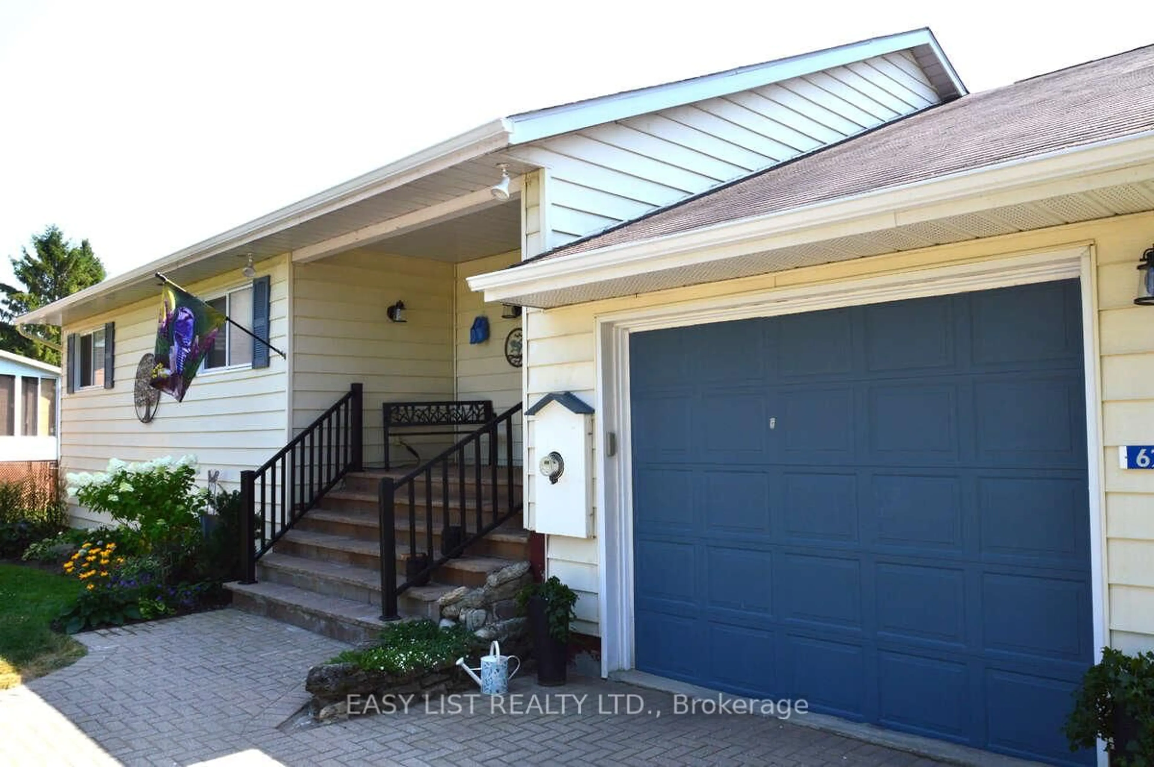 Home with vinyl exterior material, street for 6266 MacDonald Crt, South Glengarry Ontario K0C 1E0