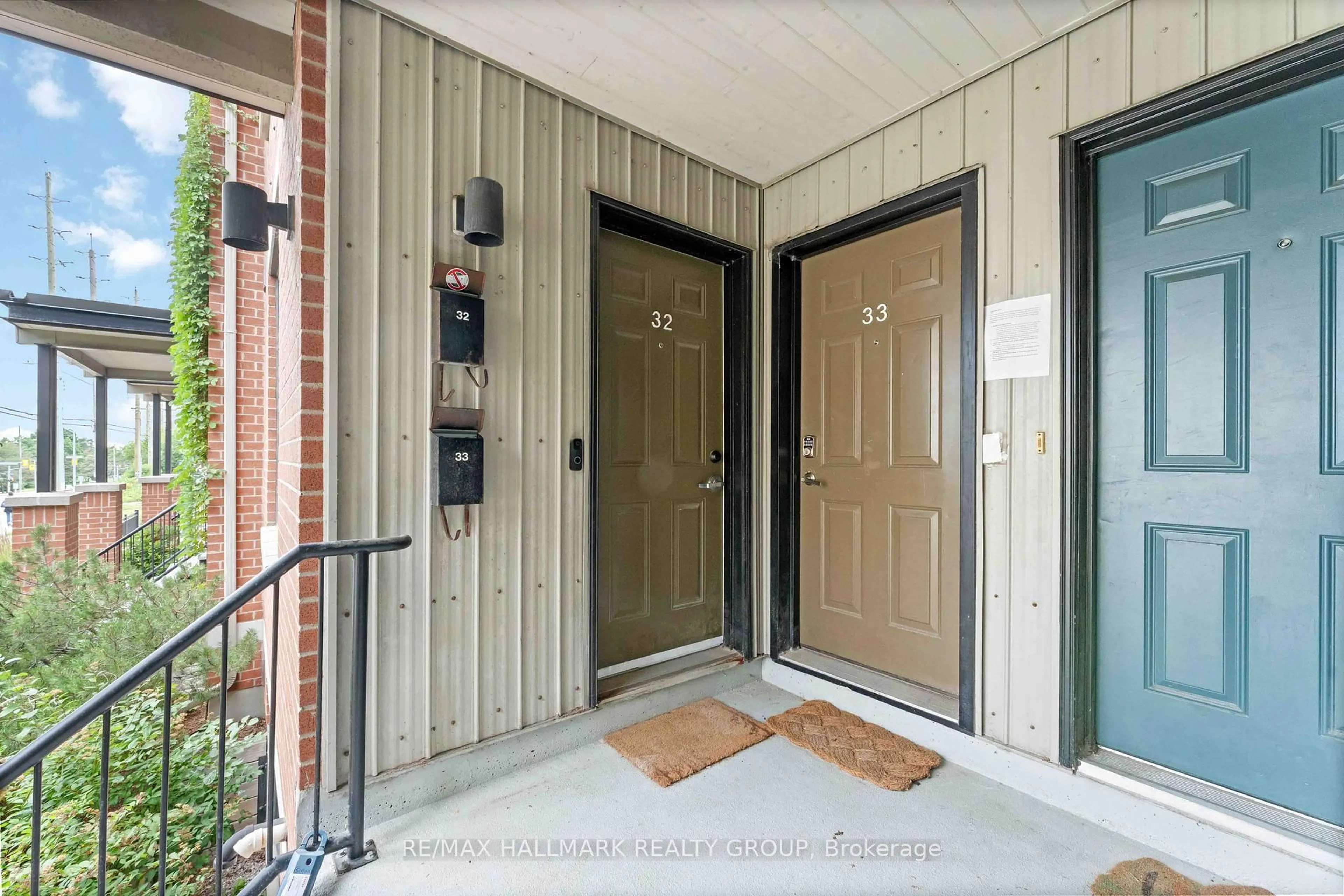 Indoor entryway for 799 Montreal Rd #32, Ottawa Ontario K1K 0S9