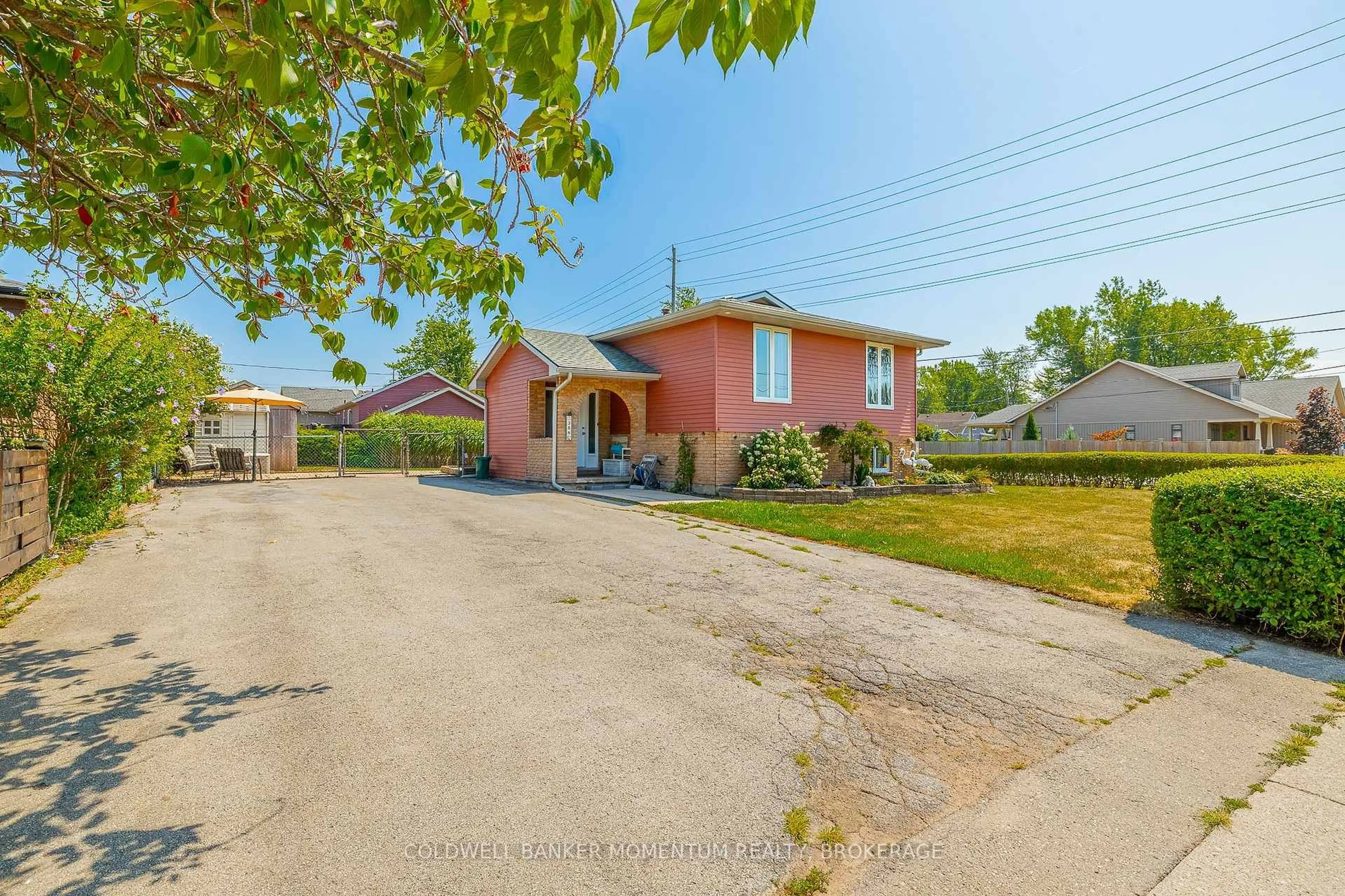 A pic from outside/outdoor area/front of a property/back of a property/a pic from drone, street for 386 Daytona Dr, Fort Erie Ontario L2A 4Y9