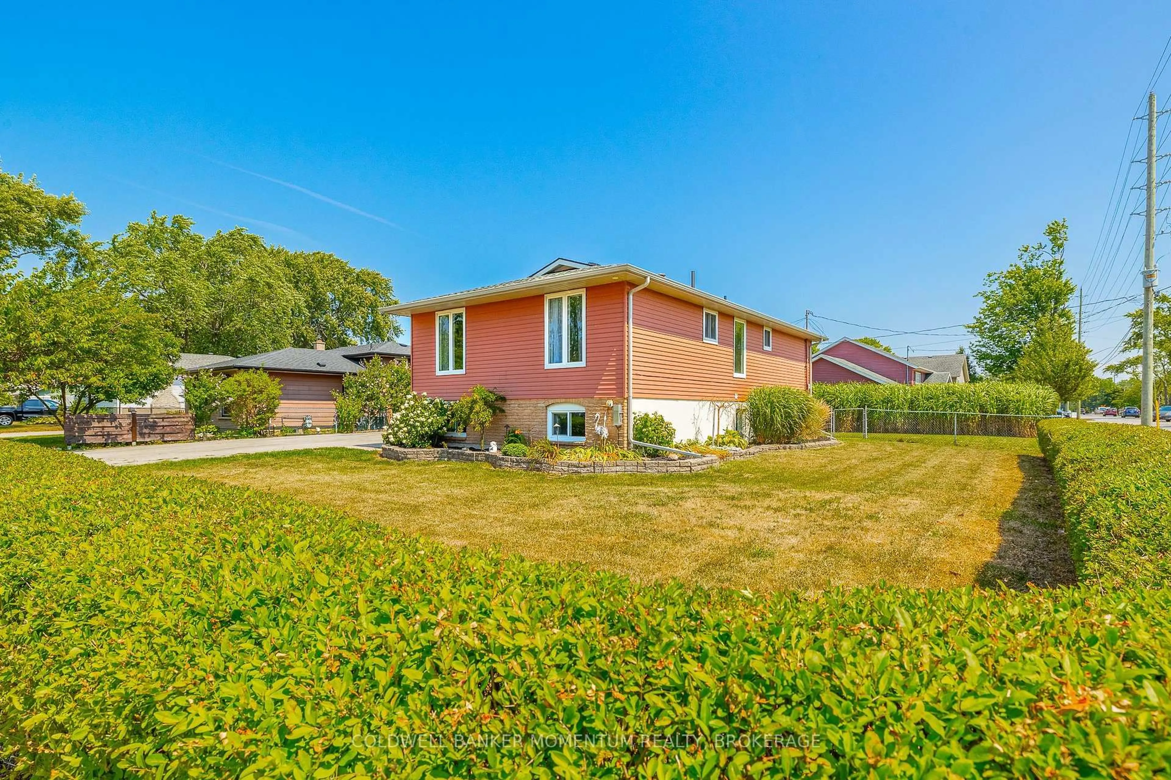 A pic from outside/outdoor area/front of a property/back of a property/a pic from drone, unknown for 386 Daytona Dr, Fort Erie Ontario L2A 4Y9