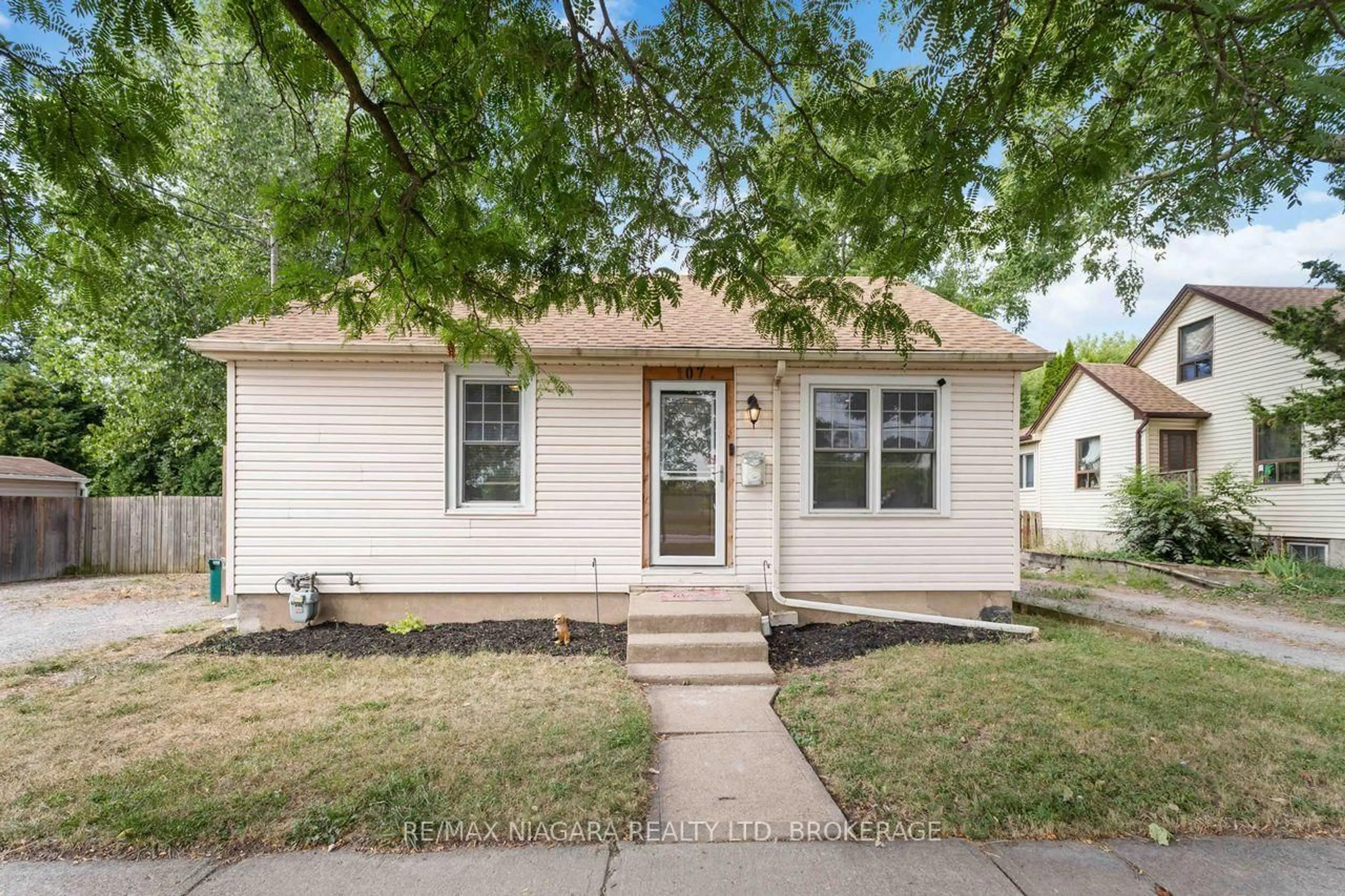 Home with vinyl exterior material, street for 107 Oakdale Ave, St. Catharines Ontario L2P 2L3