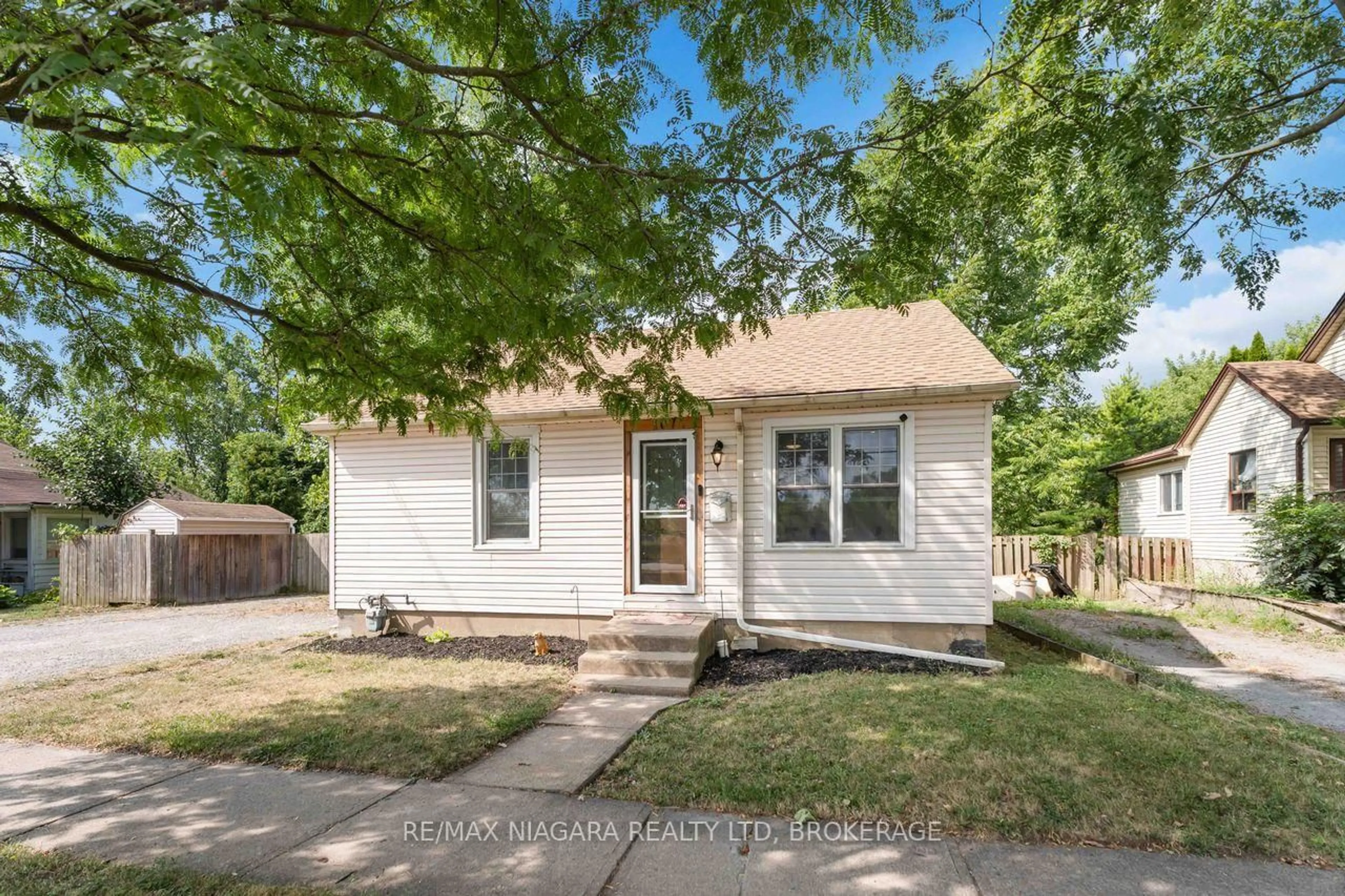 Home with vinyl exterior material, street for 107 Oakdale Ave, St. Catharines Ontario L2P 2L3