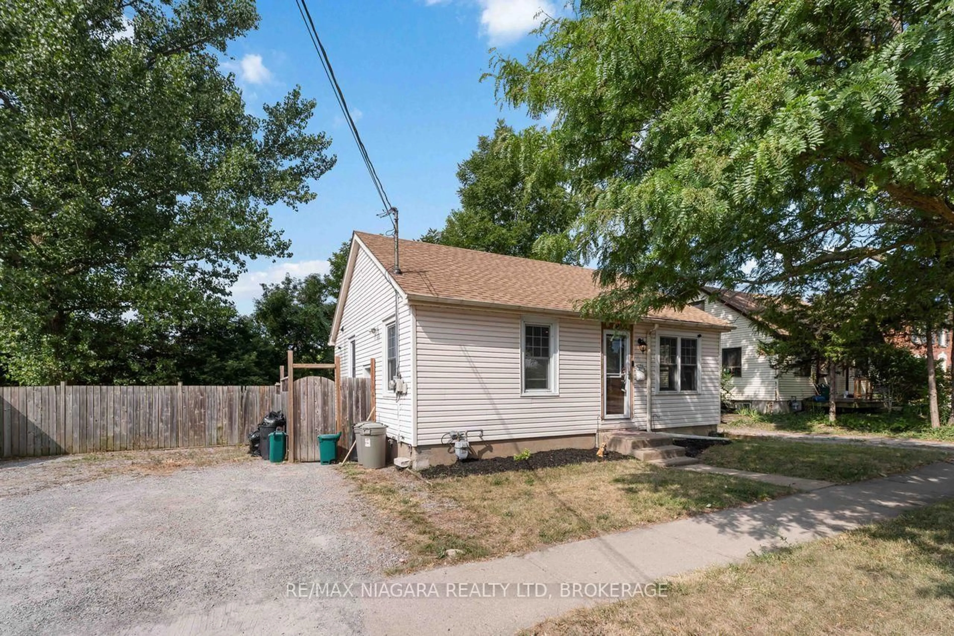 A pic from outside/outdoor area/front of a property/back of a property/a pic from drone, street for 107 Oakdale Ave, St. Catharines Ontario L2P 2L3