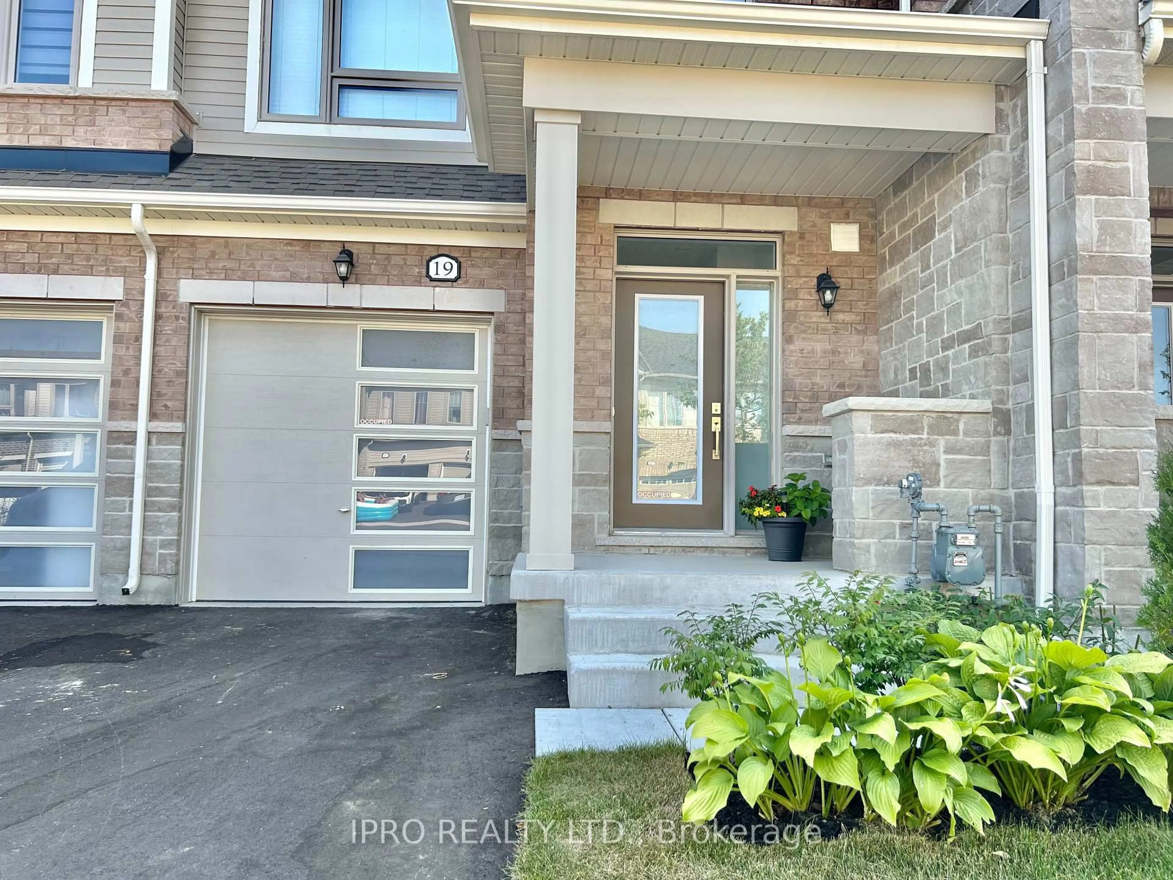 Indoor entryway for 19 Edminston Dr, Centre Wellington Ontario N1M 0J3