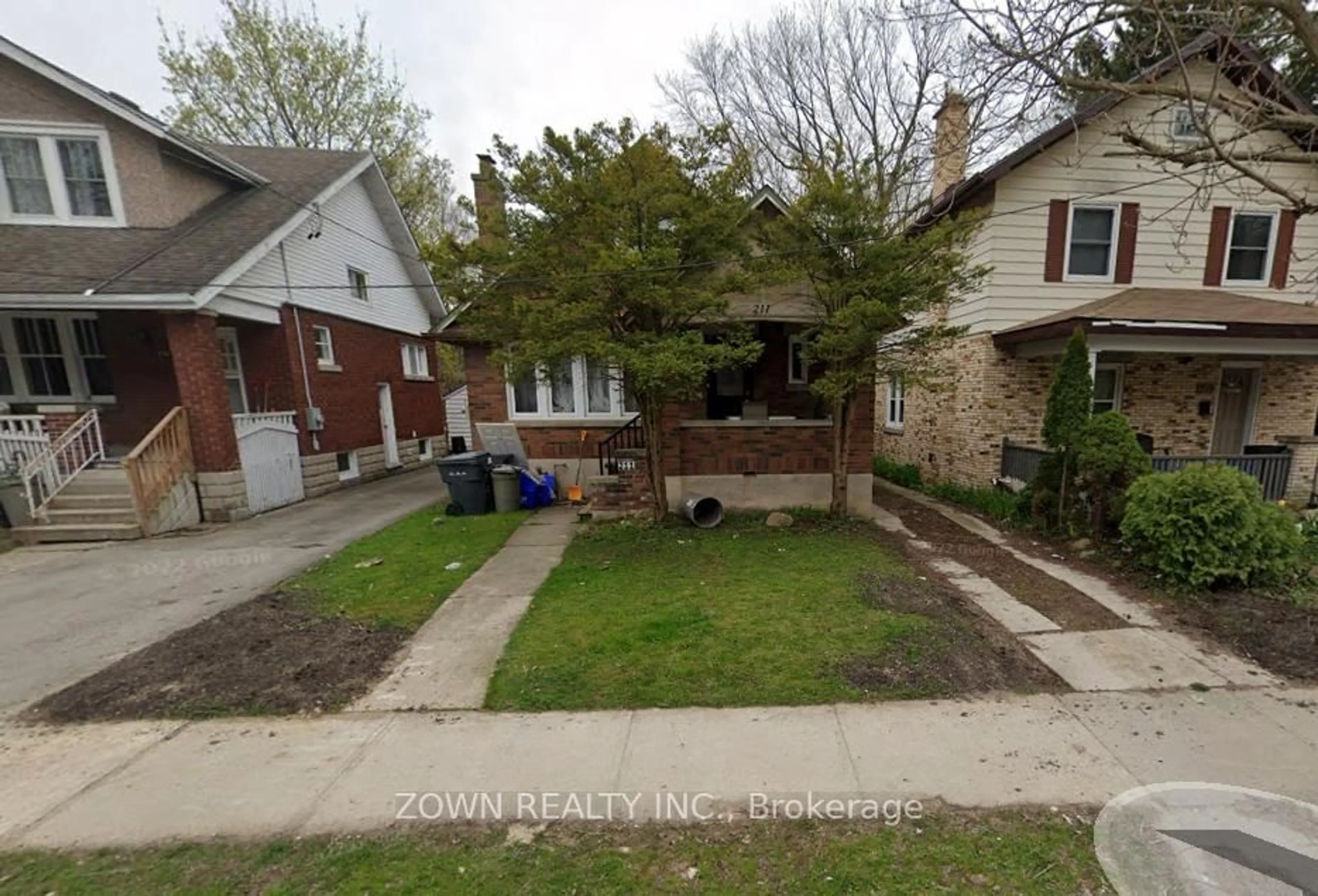 A pic from outside/outdoor area/front of a property/back of a property/a pic from drone, street for 211 BERNARD Ave, London East Ontario N6A 2M9