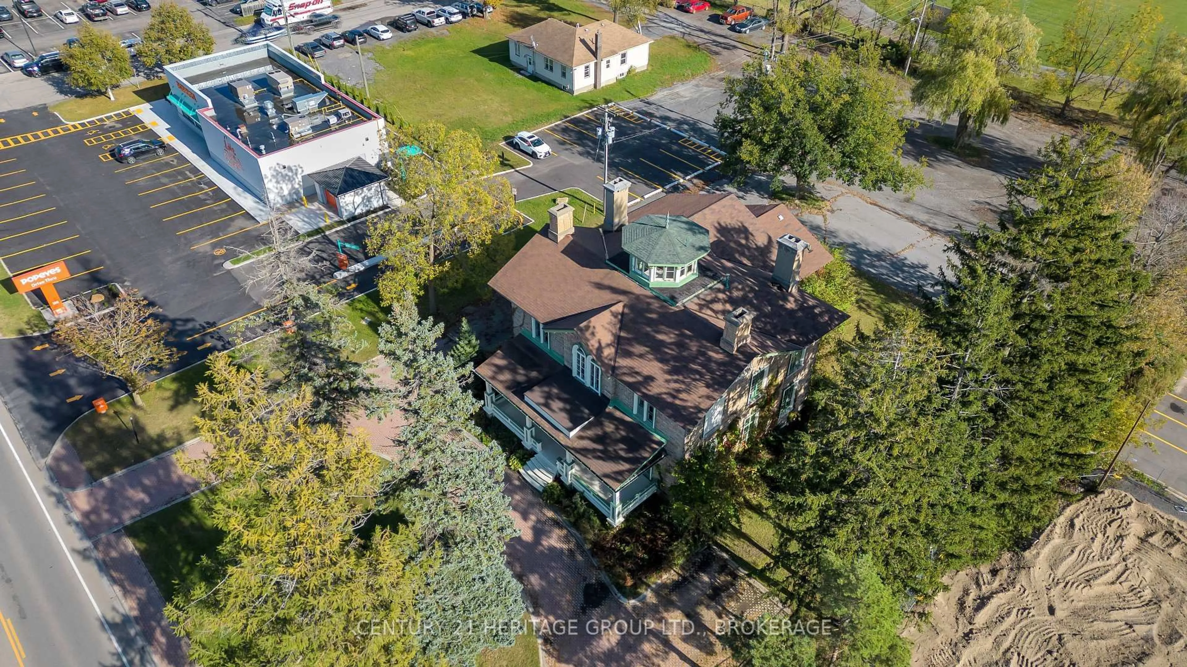 A pic from outside/outdoor area/front of a property/back of a property/a pic from drone, street for 389 King St, Gananoque Ontario K7G 1G6