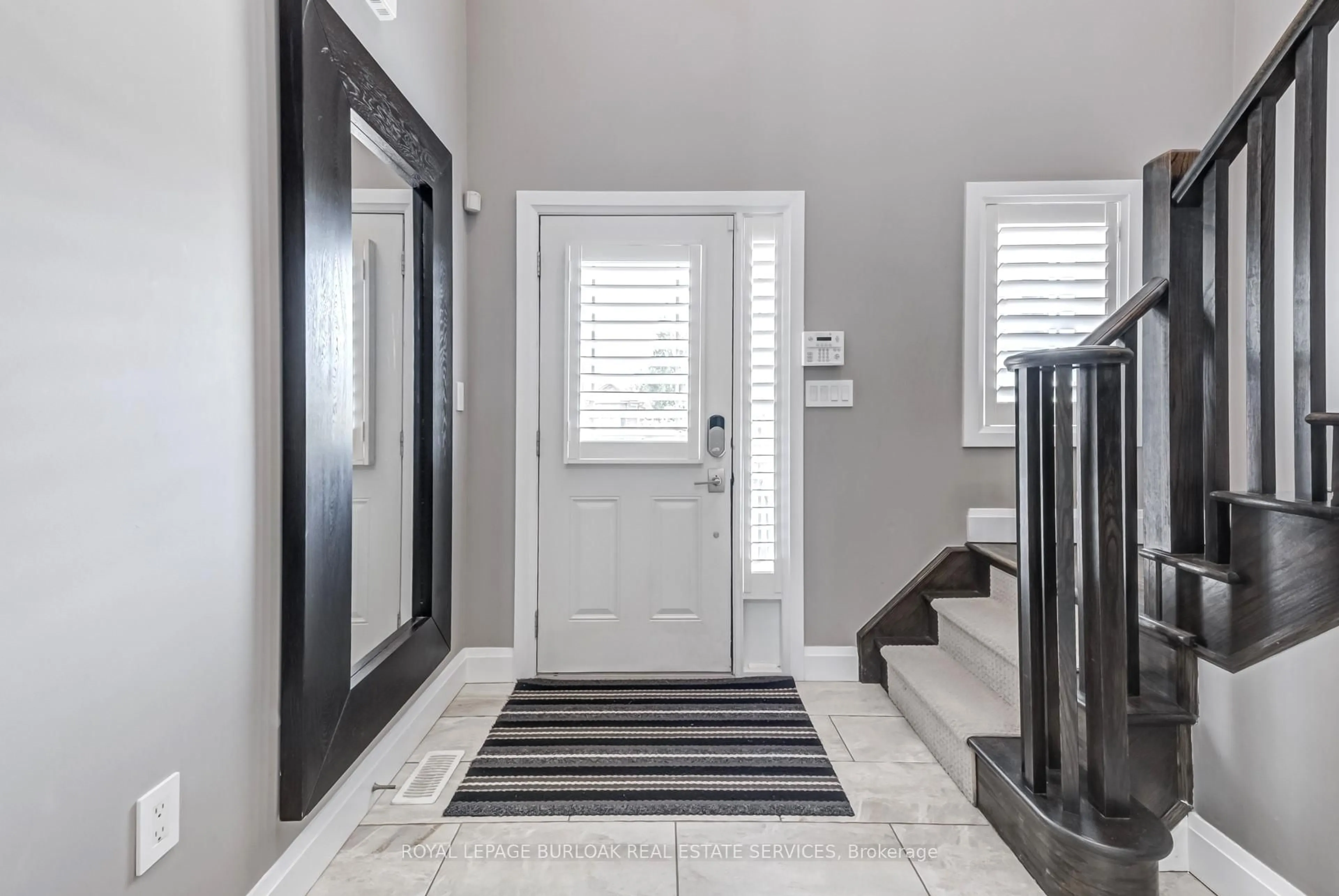 Indoor entryway for 4401 Dennis Ave, Lincoln Ontario L0R 1B9