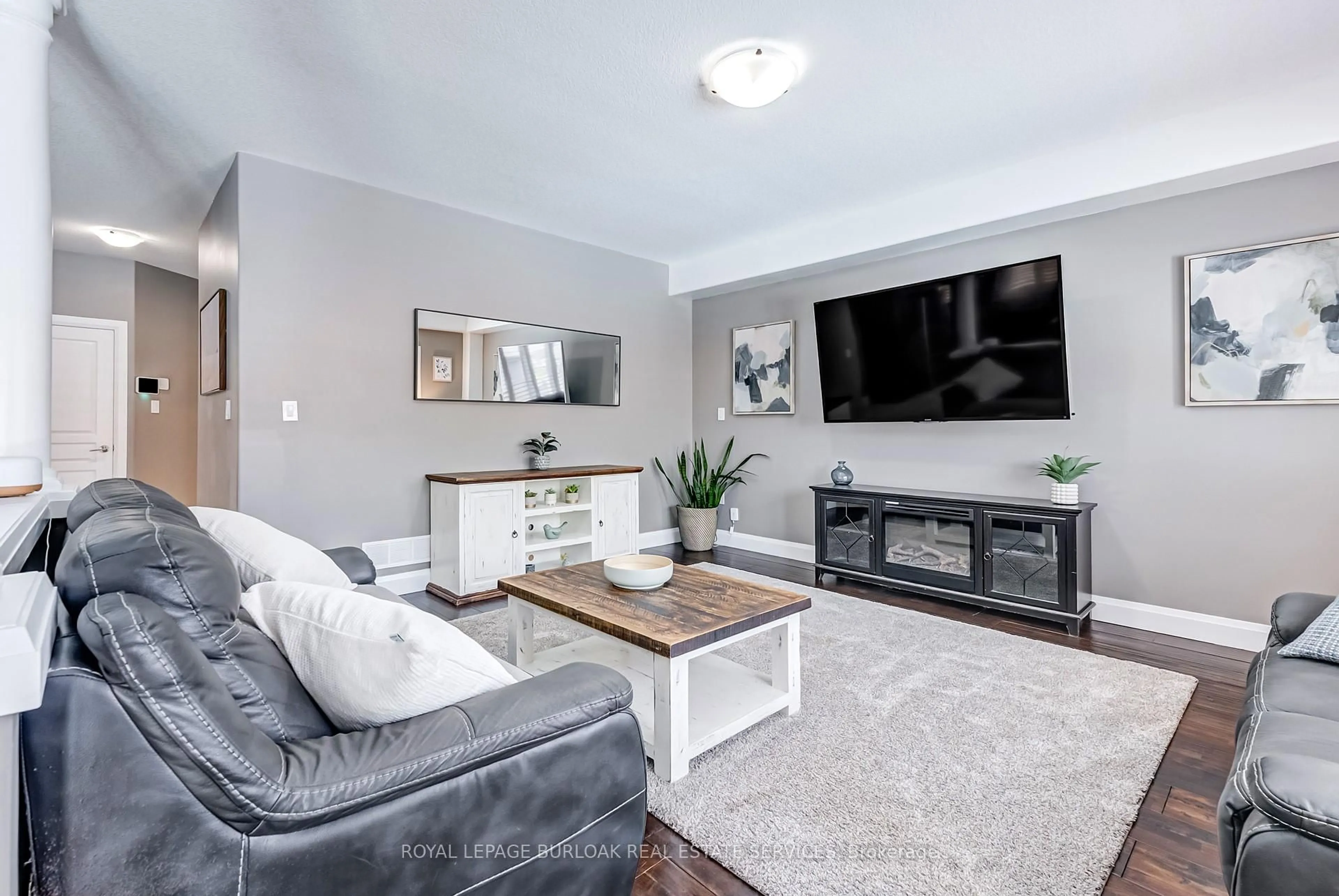 Living room with furniture, unknown for 4401 Dennis Ave, Lincoln Ontario L0R 1B9
