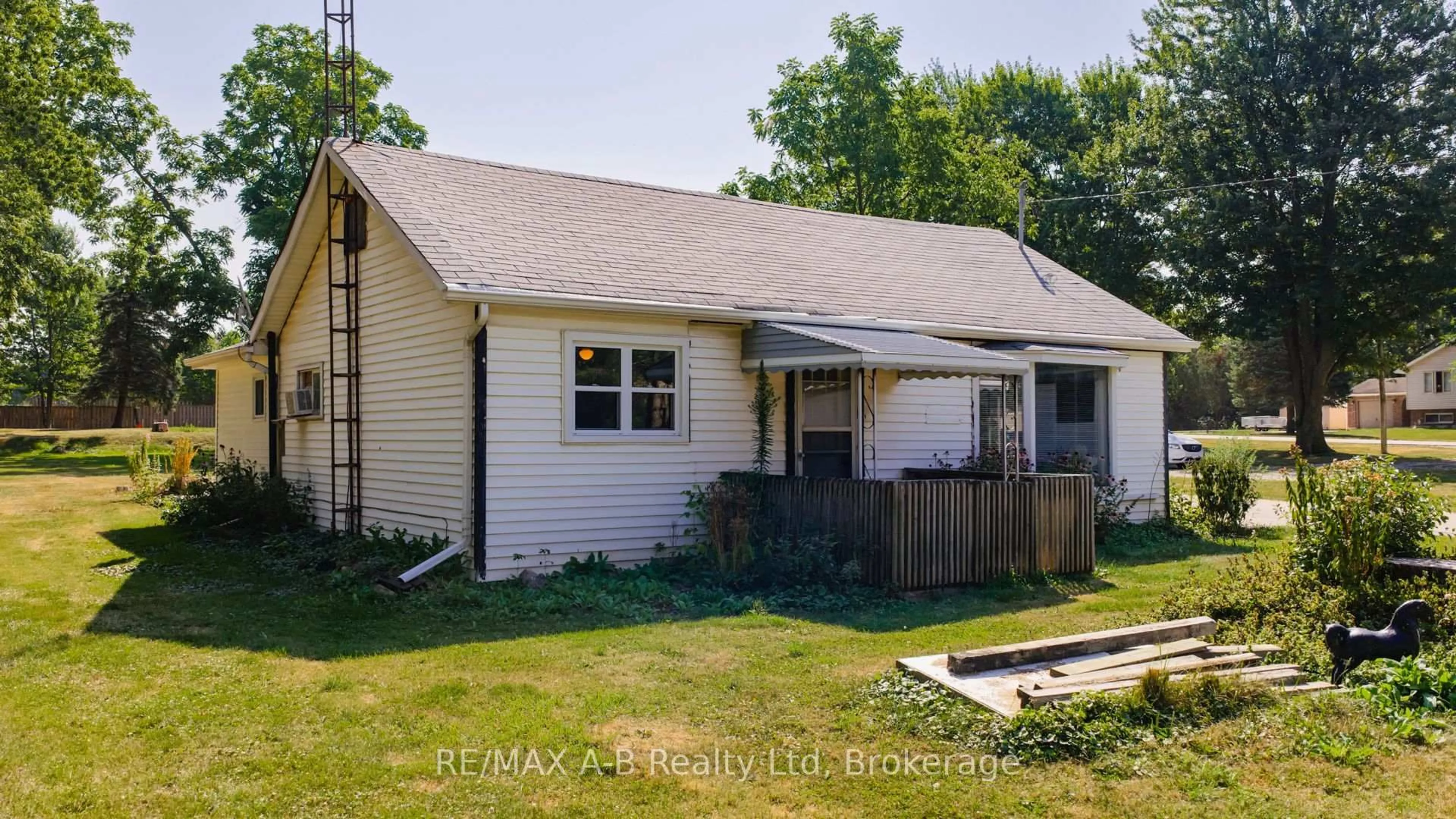 Unknown for 34338 Denfield Rd, Lucan Biddulph Ontario N0M 2J0