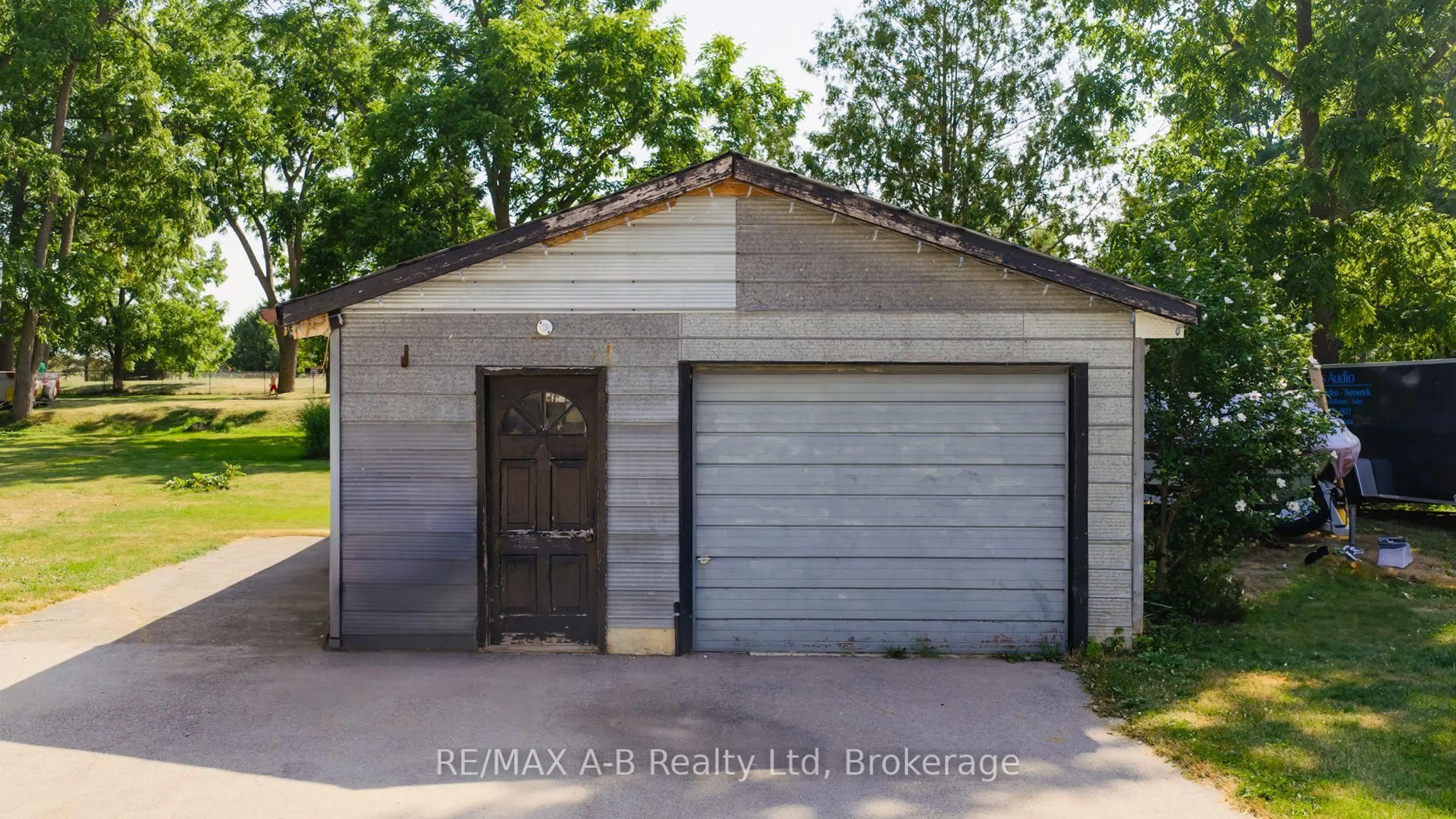 Indoor garage for 34338 Denfield Rd, Lucan Biddulph Ontario N0M 2J0