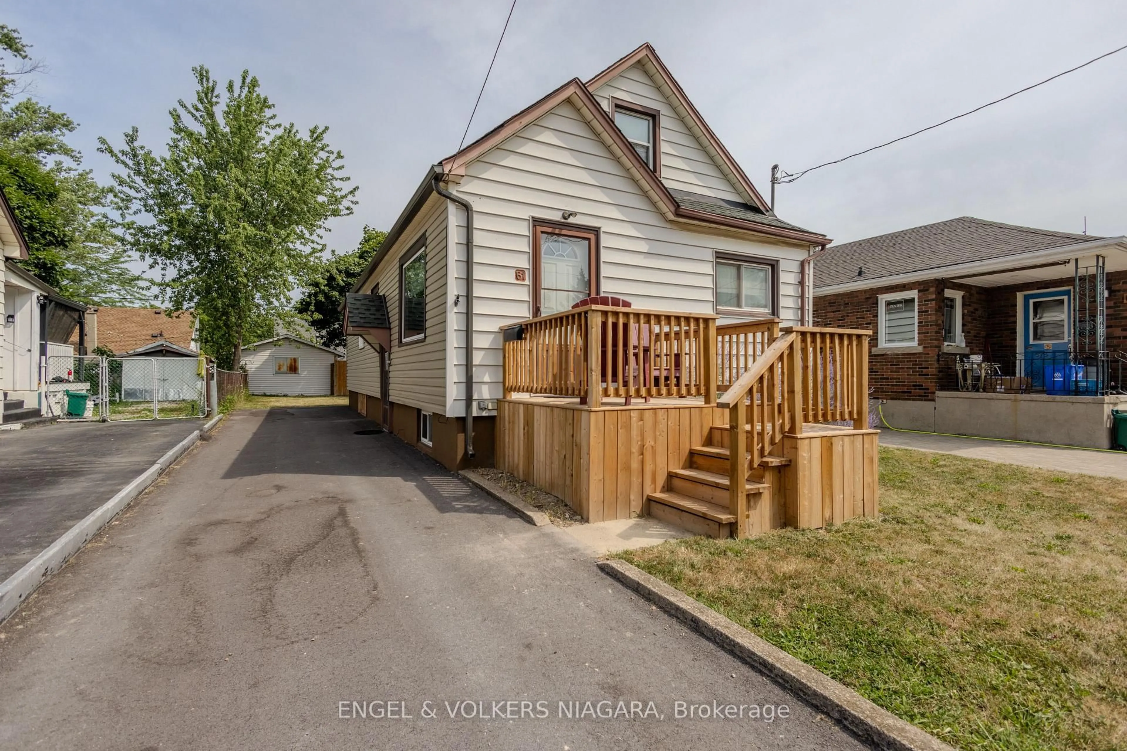 A pic from outside/outdoor area/front of a property/back of a property/a pic from drone, street for 61 Hamilton St, St. Catharines Ontario L2S 1K8