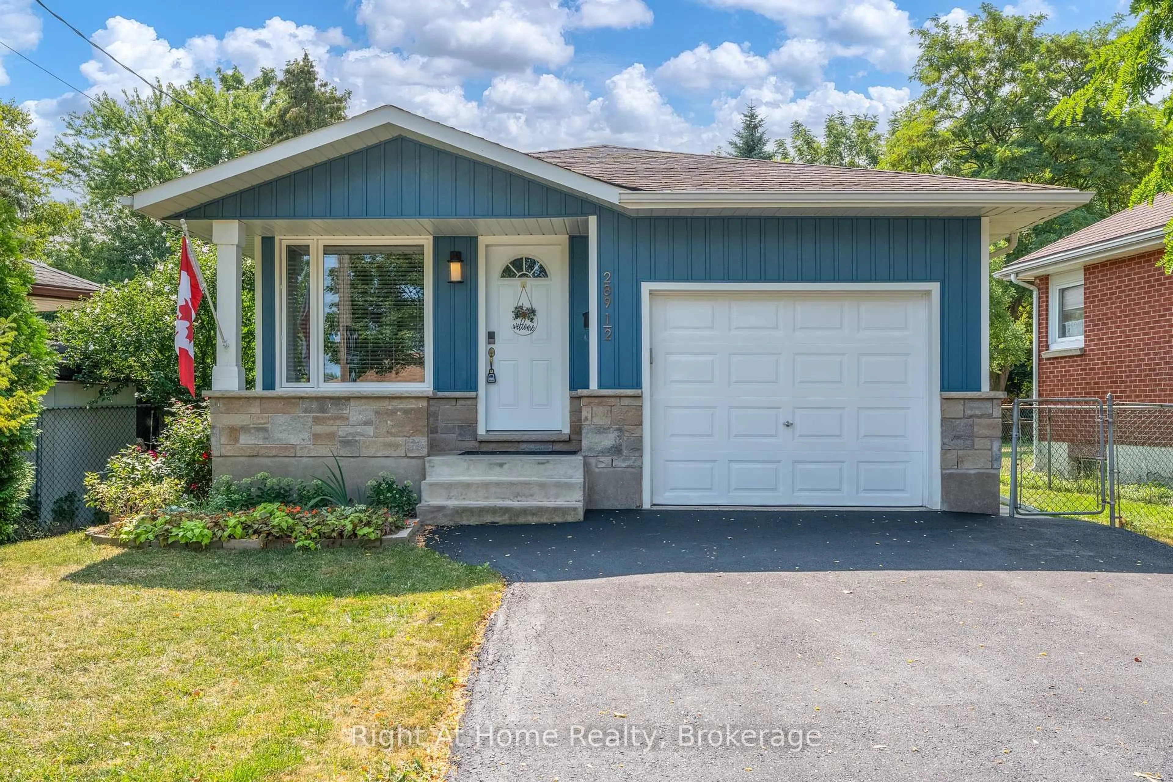 Home with brick exterior material, street for 289 1/2 Pelham Rd, St. Catharines Ontario L2S 3B1