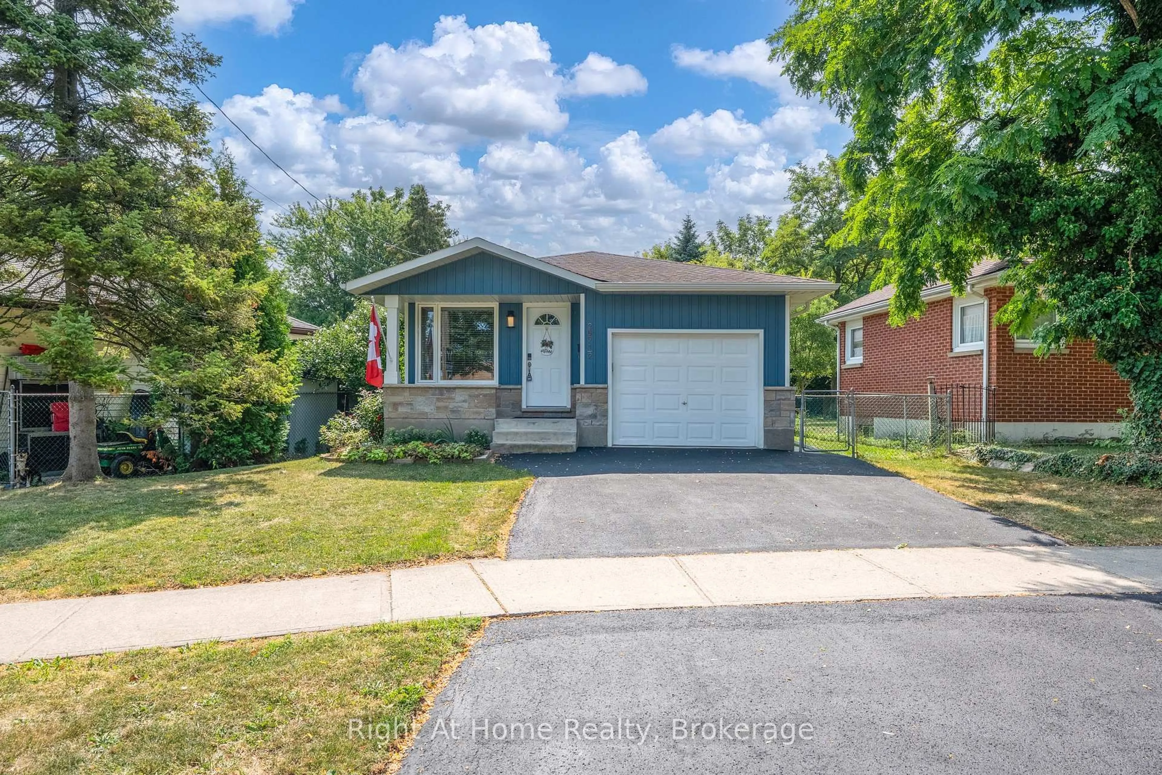 Home with brick exterior material, street for 289 1/2 Pelham Rd, St. Catharines Ontario L2S 3B1