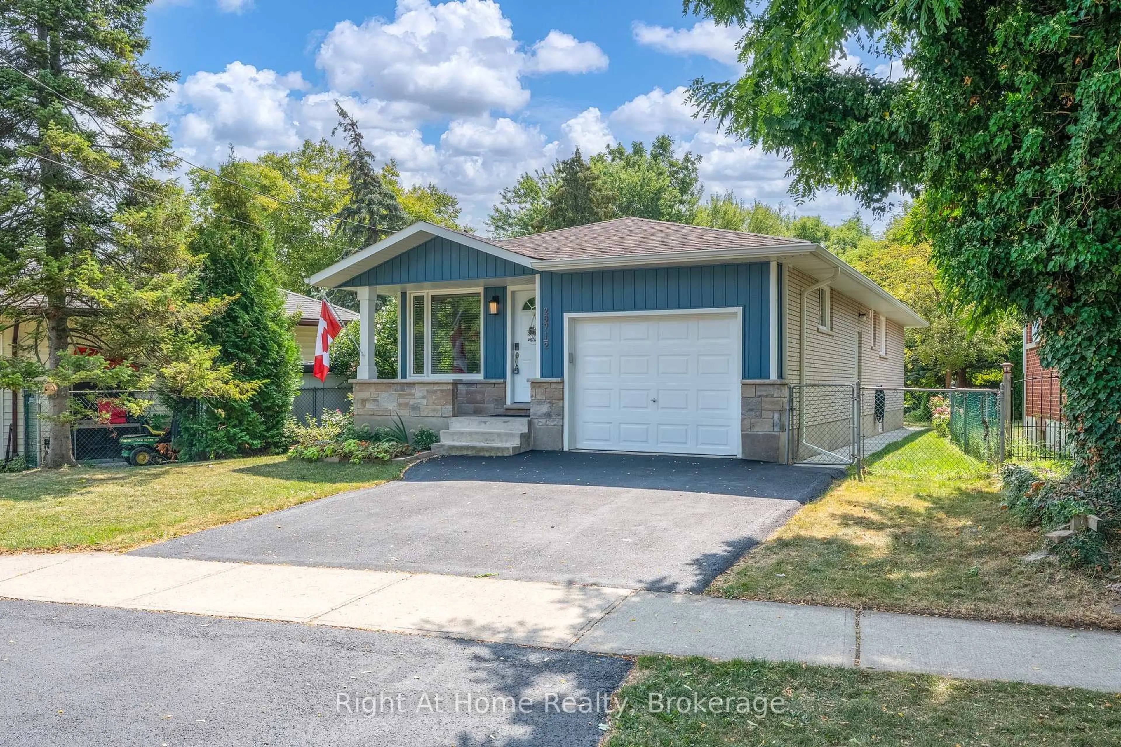 Home with vinyl exterior material, street for 289 1/2 Pelham Rd, St. Catharines Ontario L2S 3B1