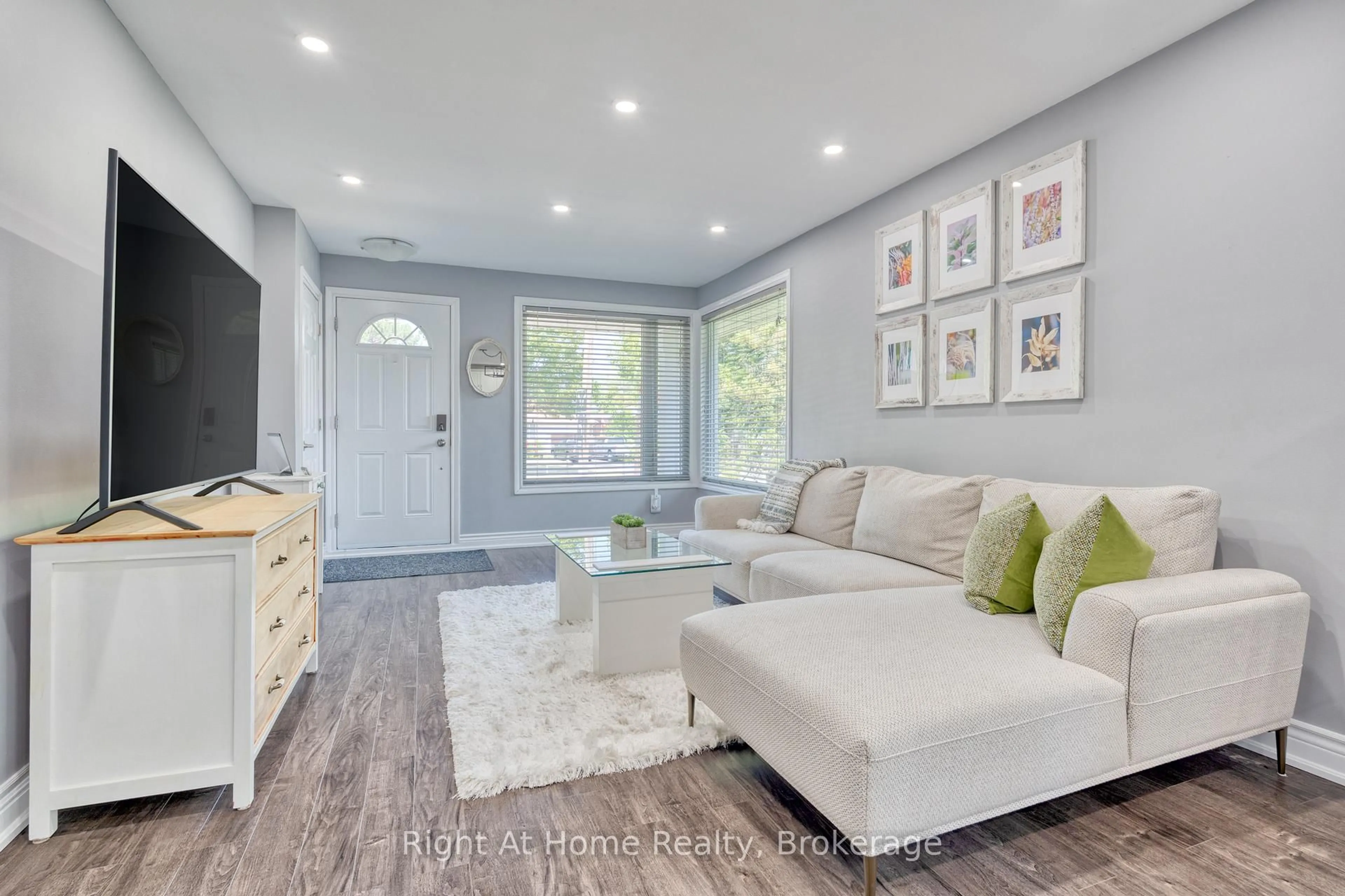 Living room with furniture, unknown for 289 1/2 Pelham Rd, St. Catharines Ontario L2S 3B1