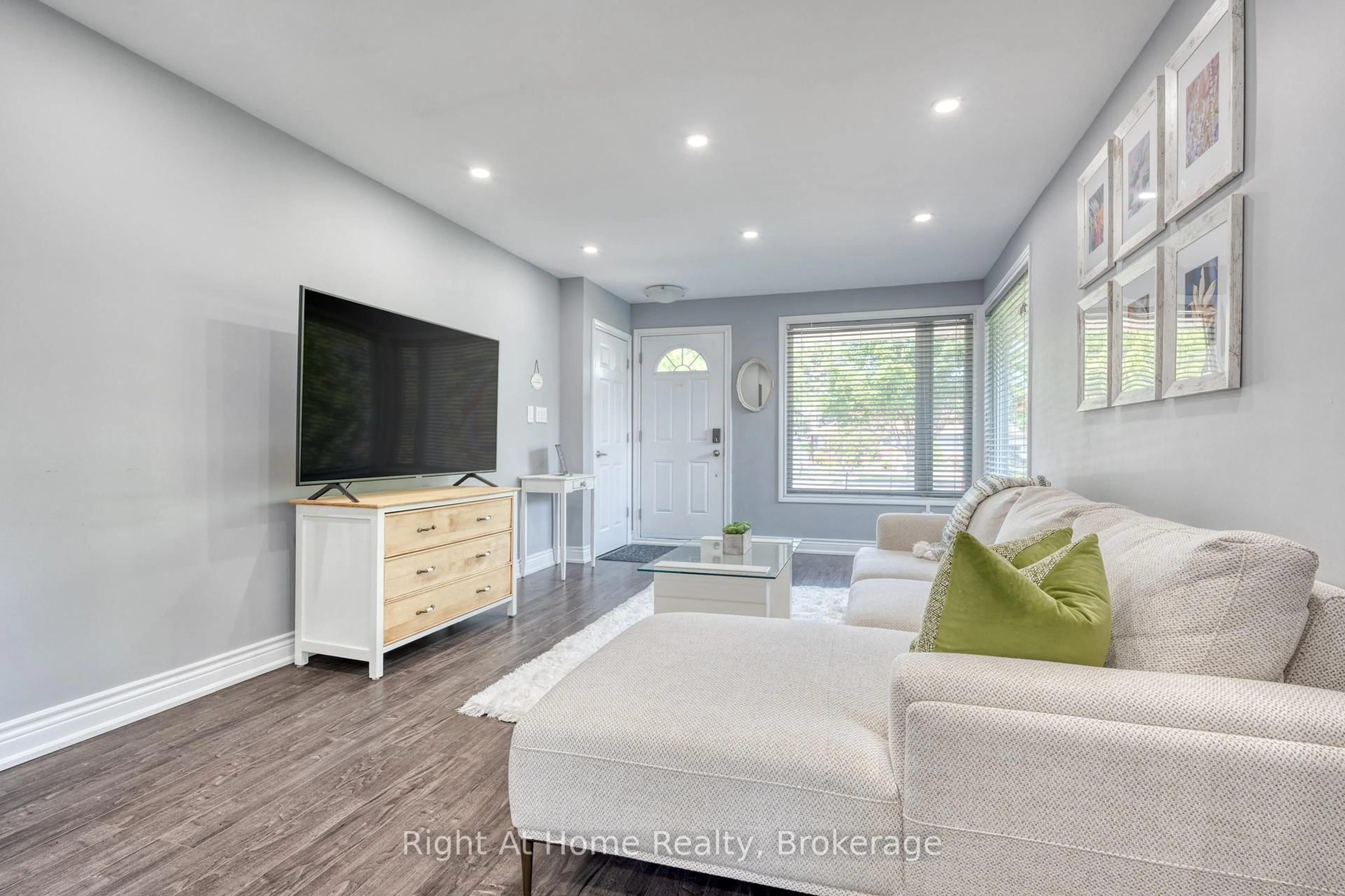 Living room with furniture, unknown for 289 1/2 Pelham Rd, St. Catharines Ontario L2S 3B1
