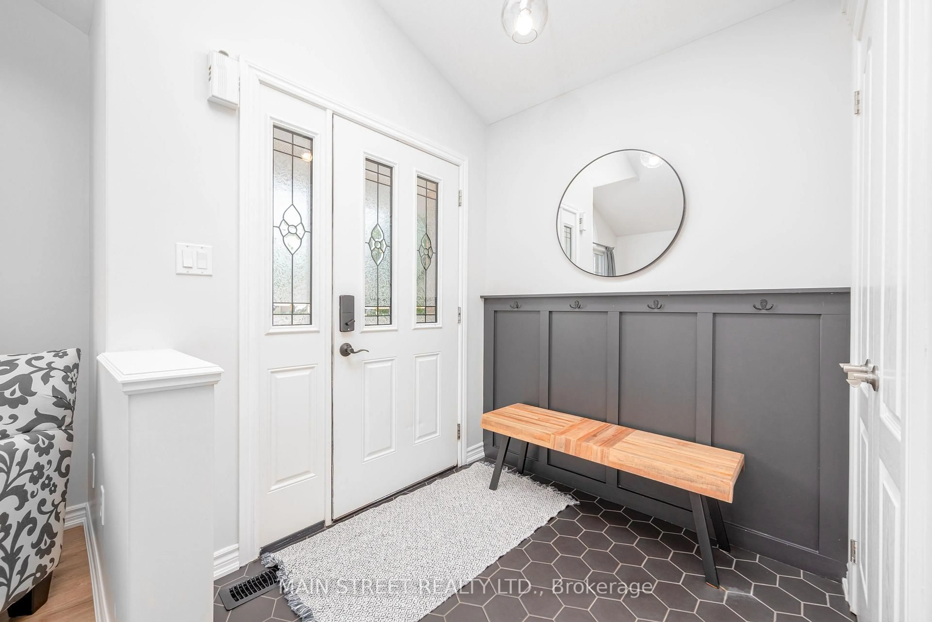 Indoor entryway for 76 Laurent Blvd, Kawartha Lakes Ontario K0M 8H1