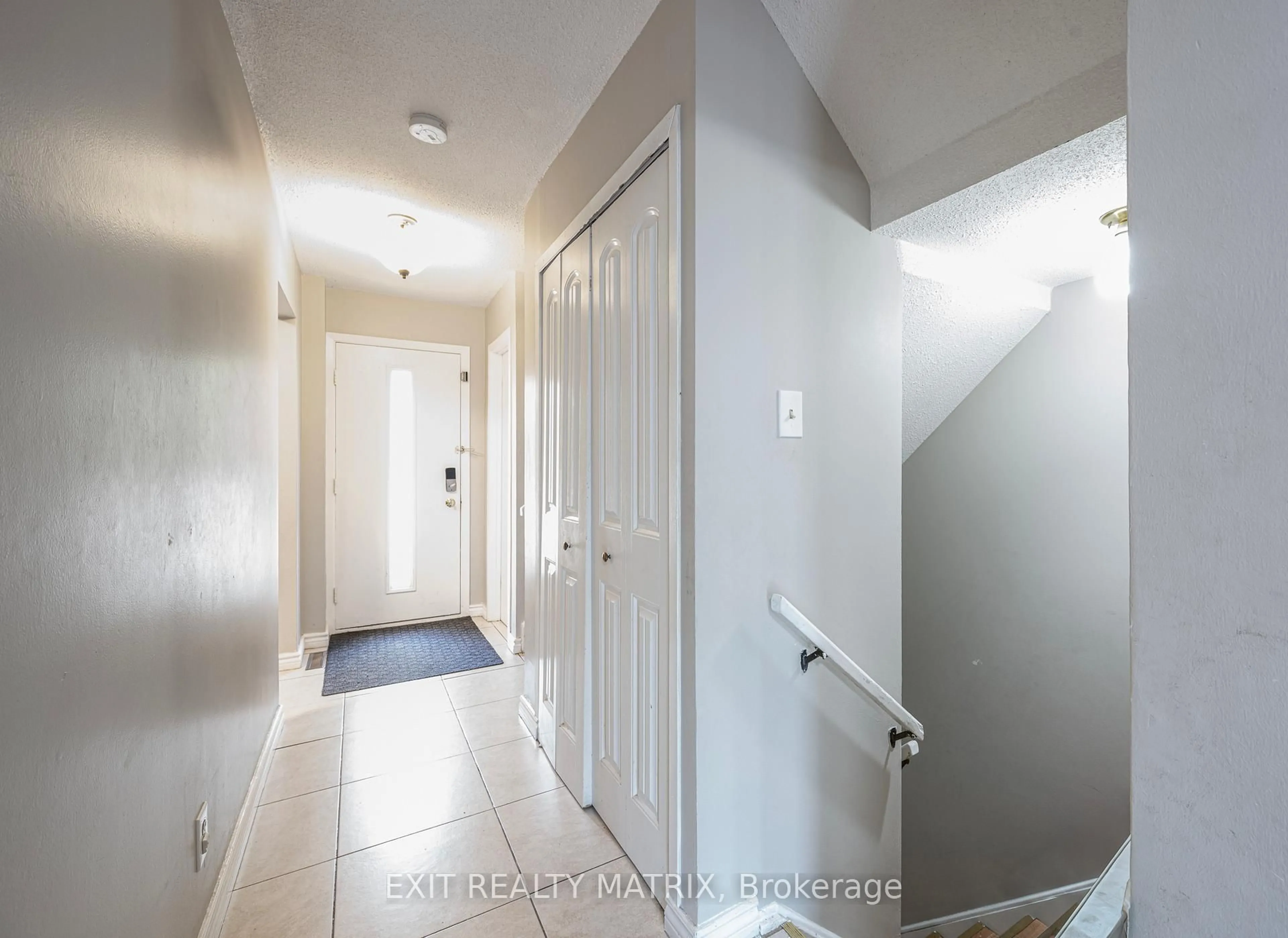 Indoor entryway for 23 Pickford Dr, Kanata Ontario K2L 2C1
