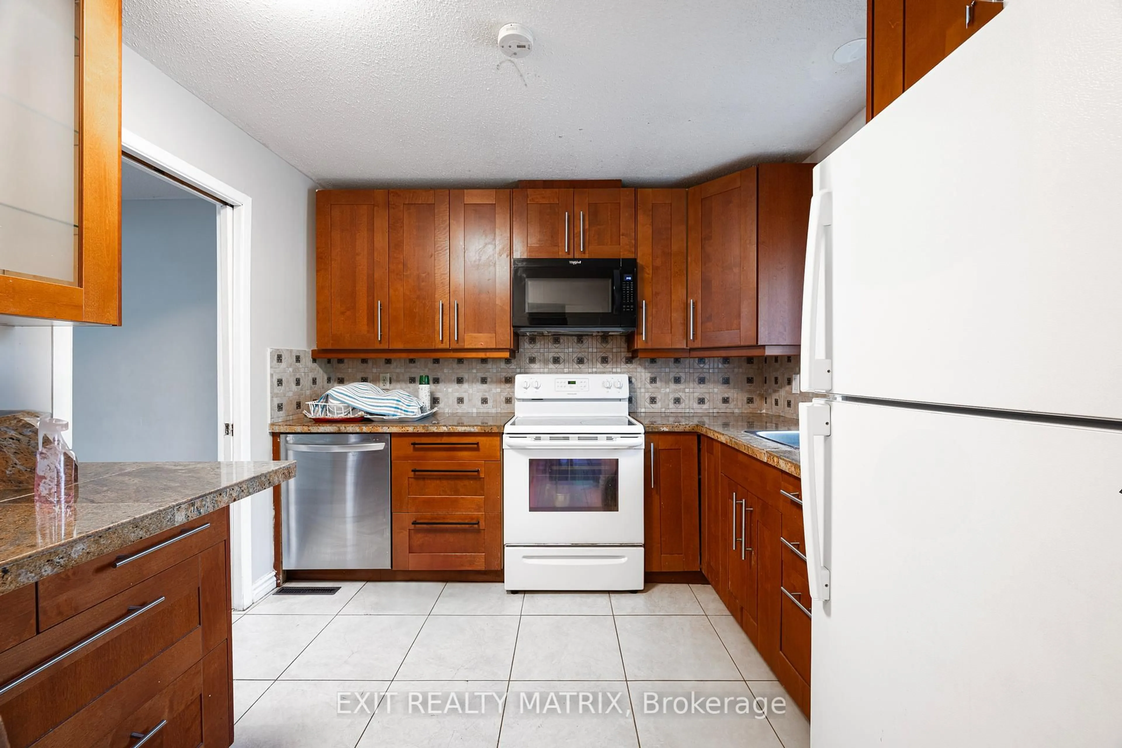 Standard kitchen, unknown for 23 Pickford Dr, Kanata Ontario K2L 2C1