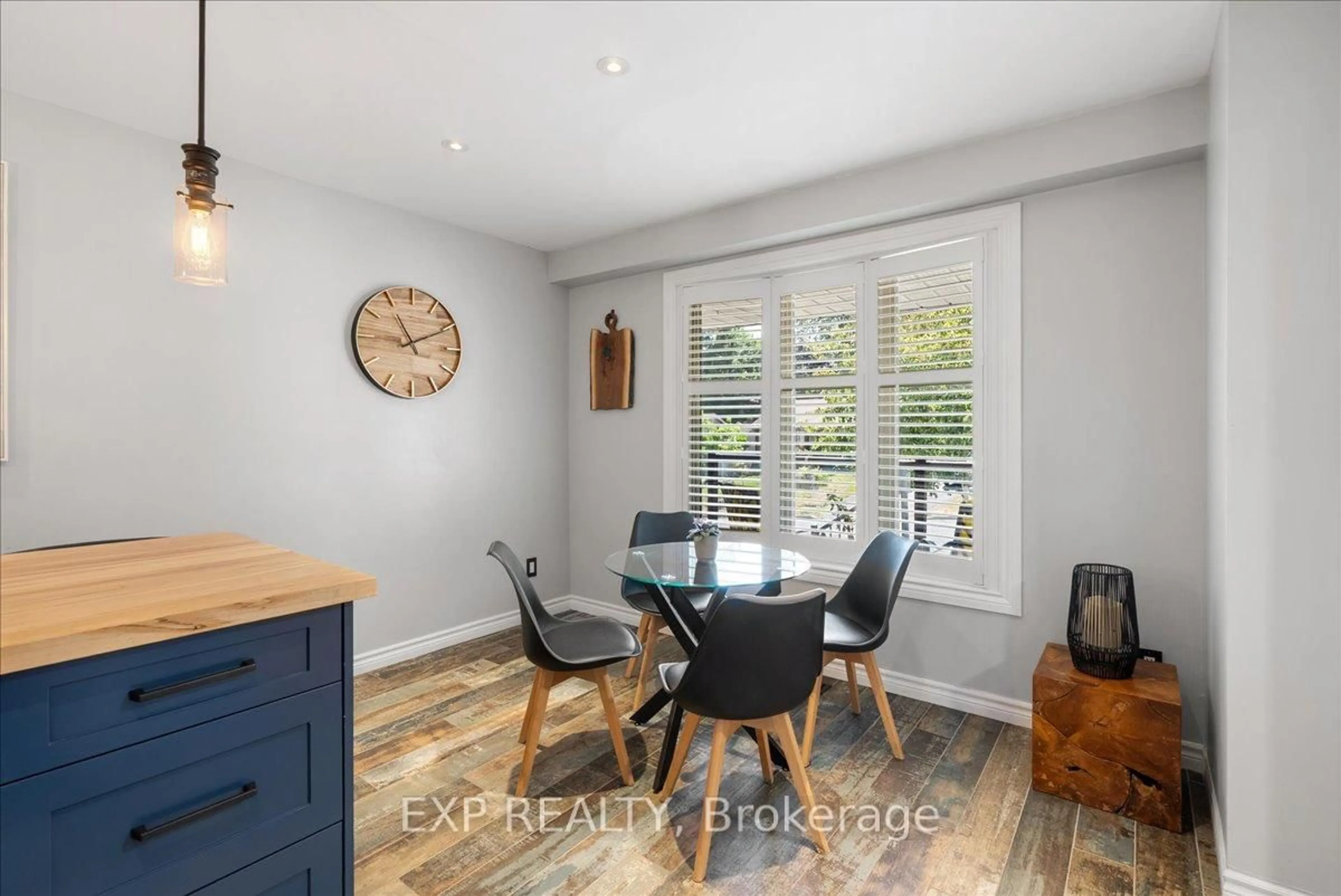 Dining room, wood/laminate floor for 958 Golfview Rd, Peterborough West Ontario K9J 7W4