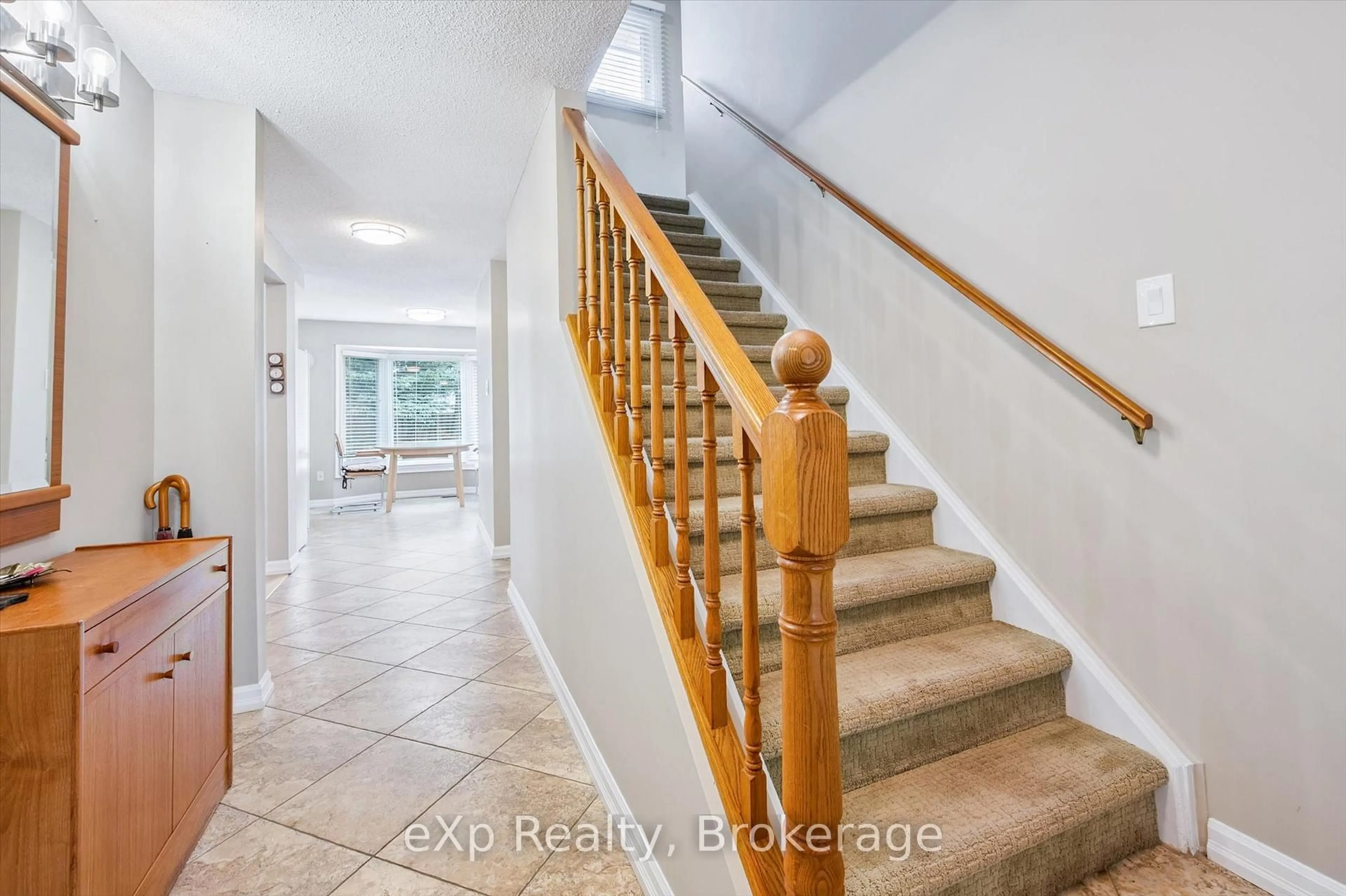 Indoor entryway for 8 Aspen Valley Cres, Guelph Ontario N1G 3Z8