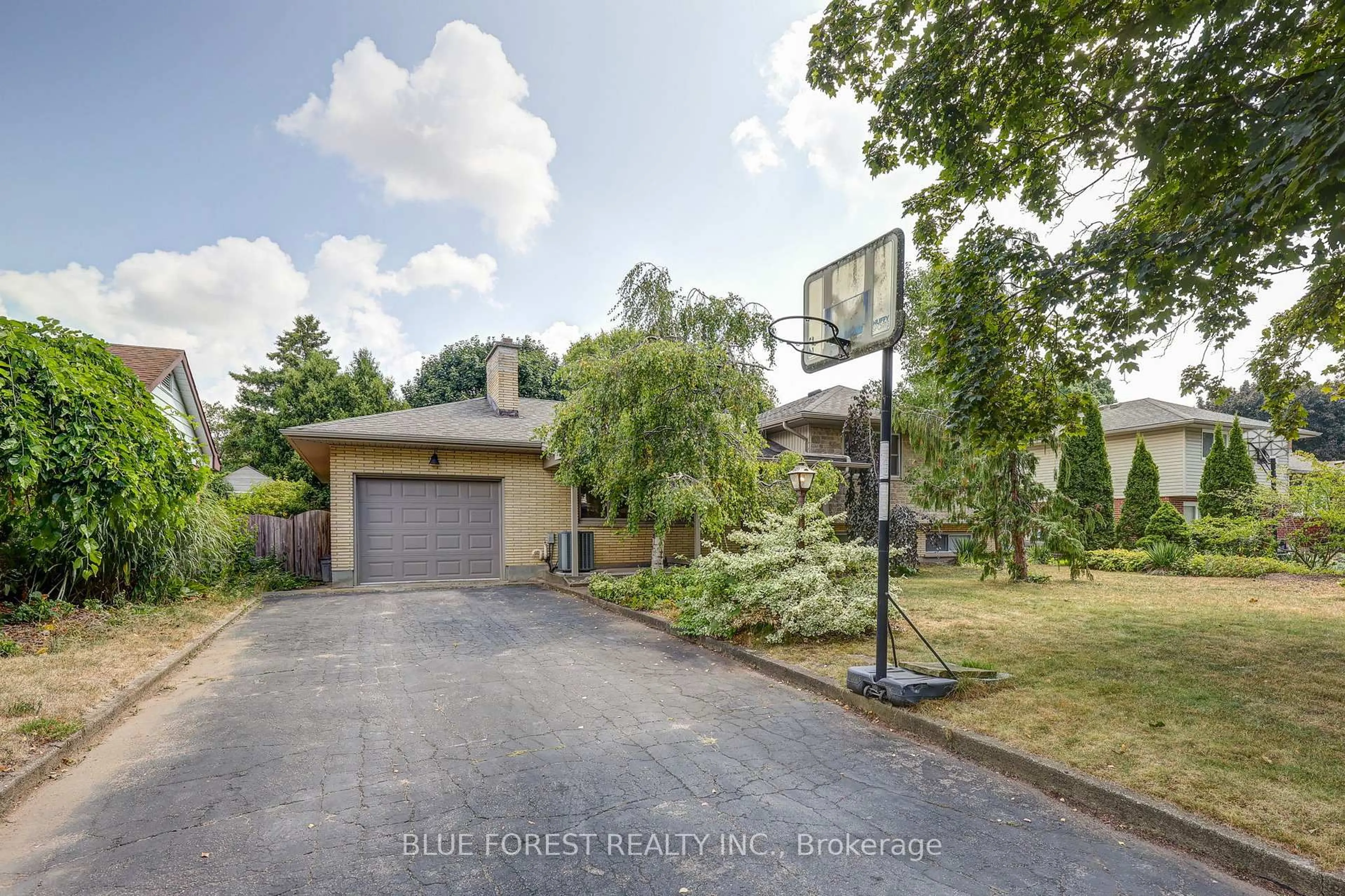 A pic from outside/outdoor area/front of a property/back of a property/a pic from drone, street for 816 DALKEITH Ave, London North Ontario N5X 1R8