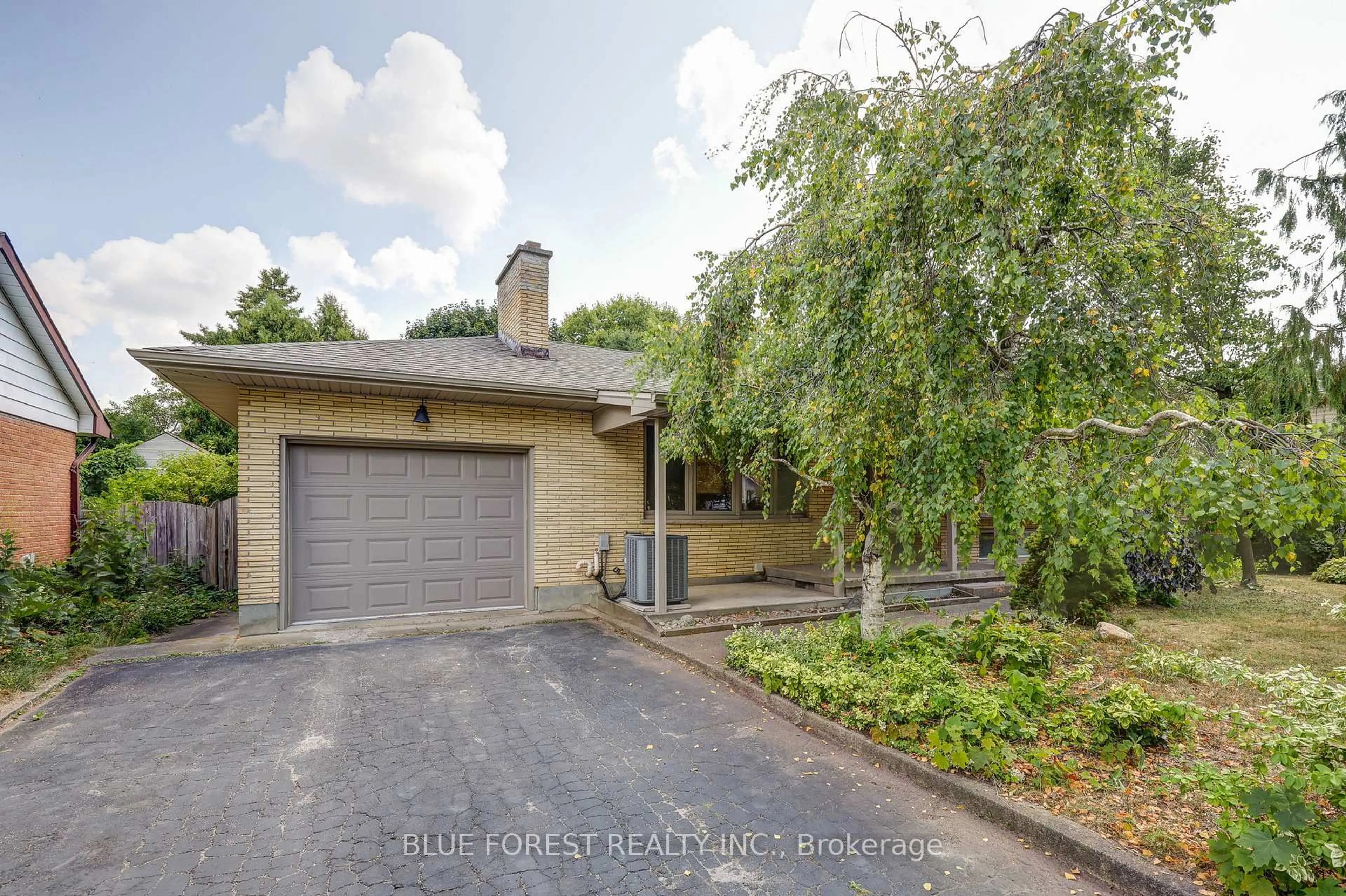 A pic from outside/outdoor area/front of a property/back of a property/a pic from drone, street for 816 DALKEITH Ave, London North Ontario N5X 1R8