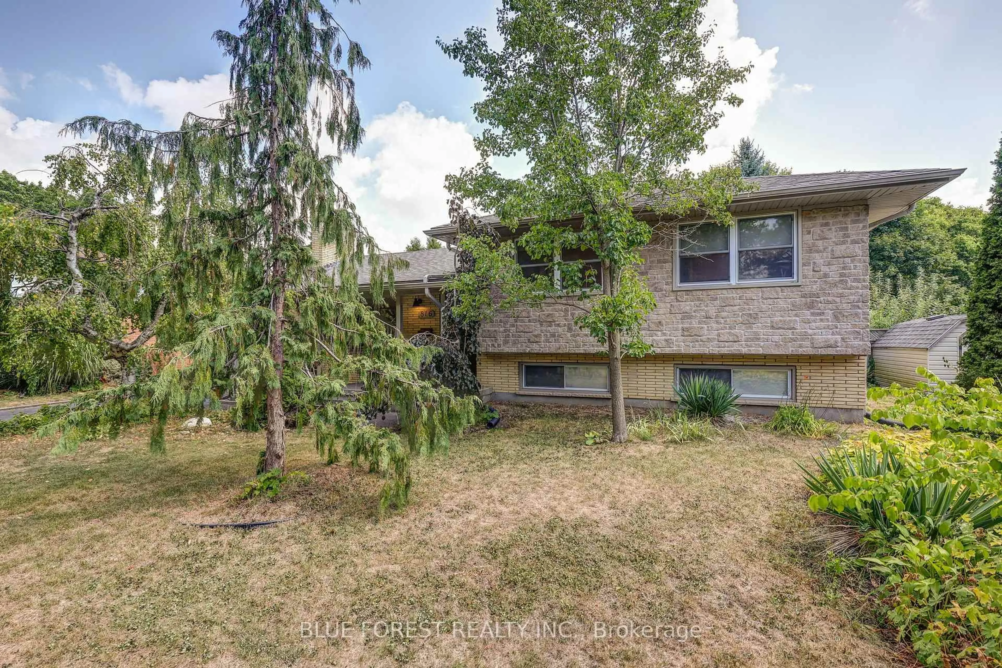 A pic from outside/outdoor area/front of a property/back of a property/a pic from drone, unknown for 816 DALKEITH Ave, London North Ontario N5X 1R8