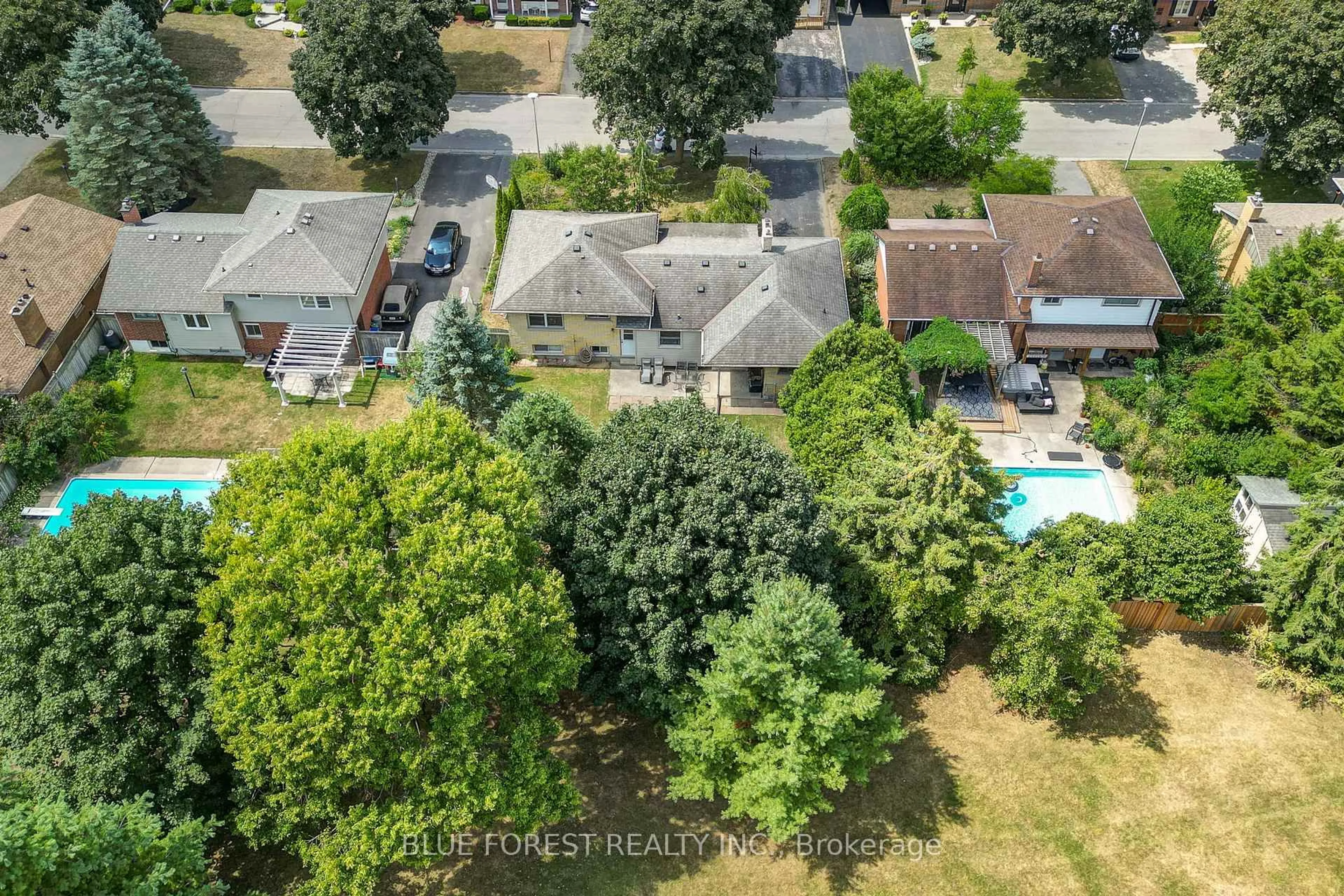 A pic from outside/outdoor area/front of a property/back of a property/a pic from drone, street for 816 DALKEITH Ave, London North Ontario N5X 1R8