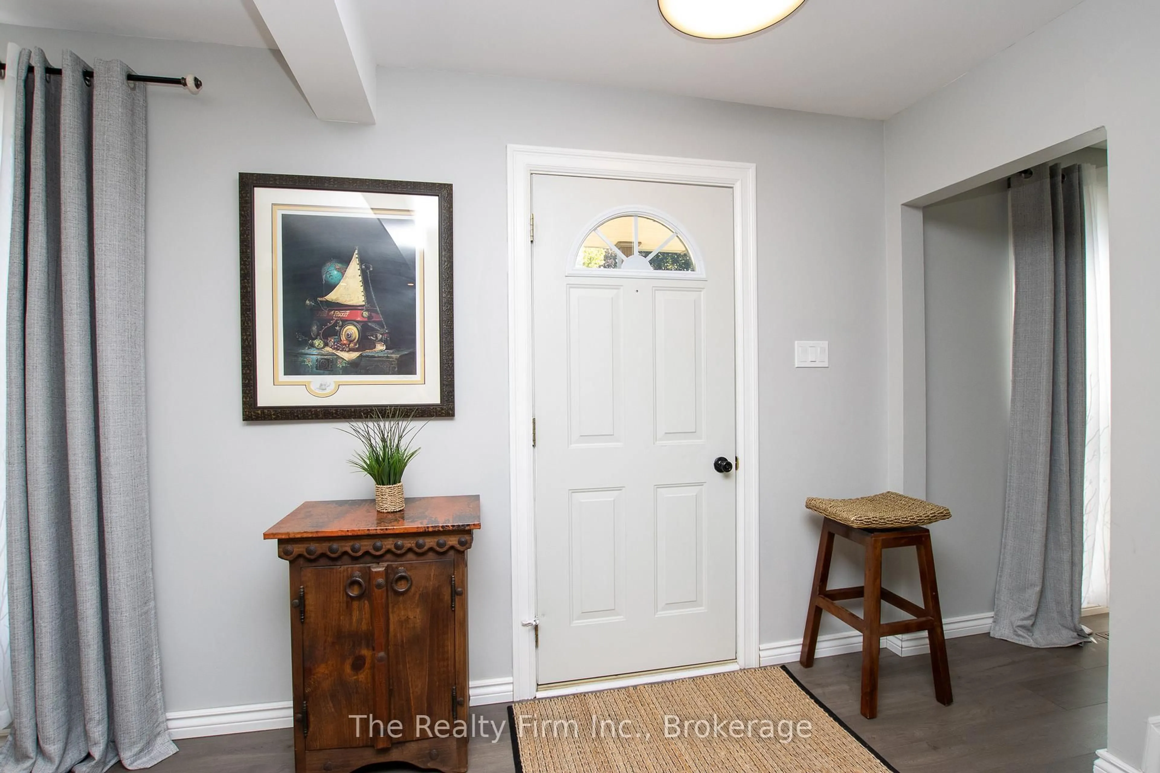 Indoor entryway for 1208 Guildwood Blvd, London North Ontario N6H 4G9