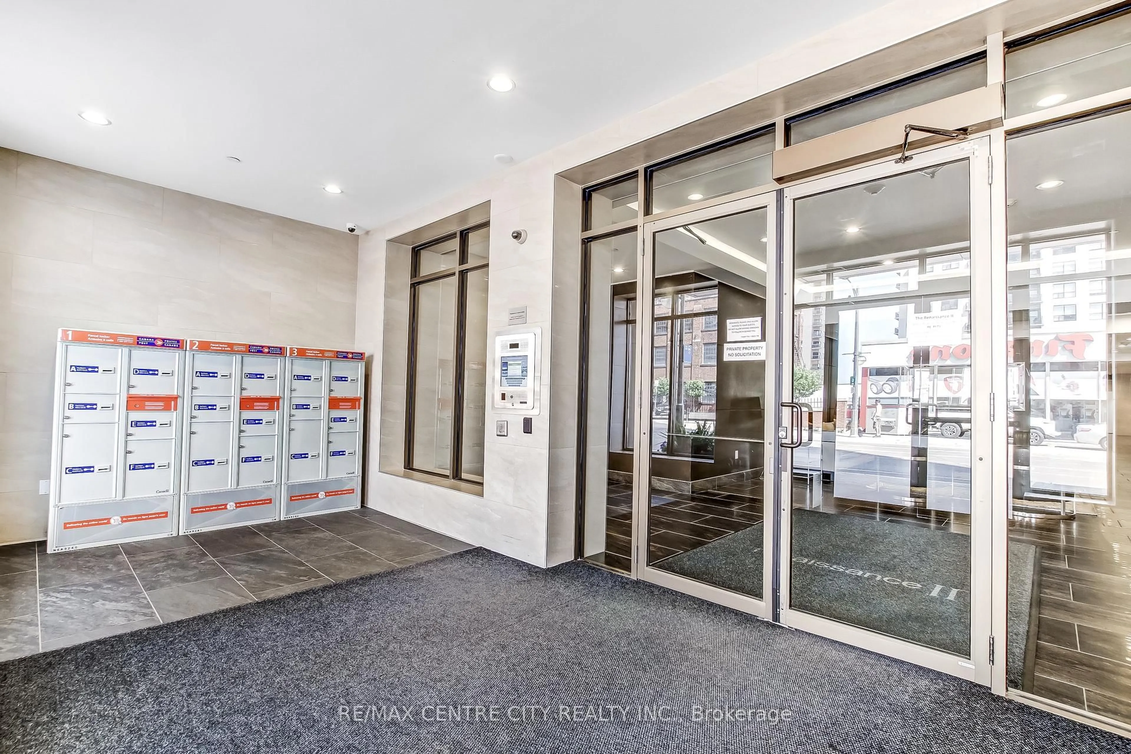 Indoor foyer for 330 Ridout St #2401, London East Ontario N6C 3Z3
