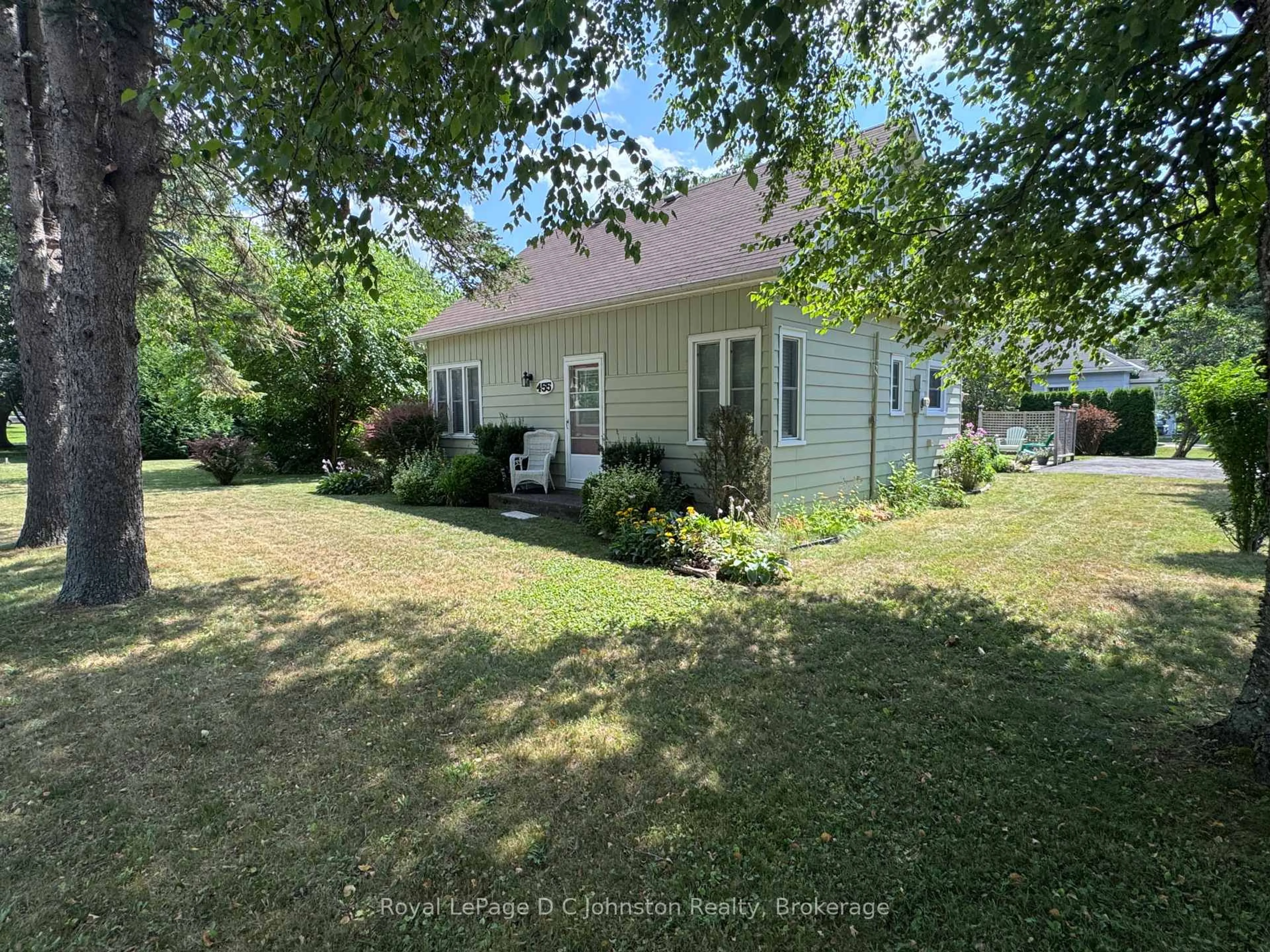 A pic from outside/outdoor area/front of a property/back of a property/a pic from drone, street for 455 Alice St, Saugeen Shores Ontario N0H 2L0