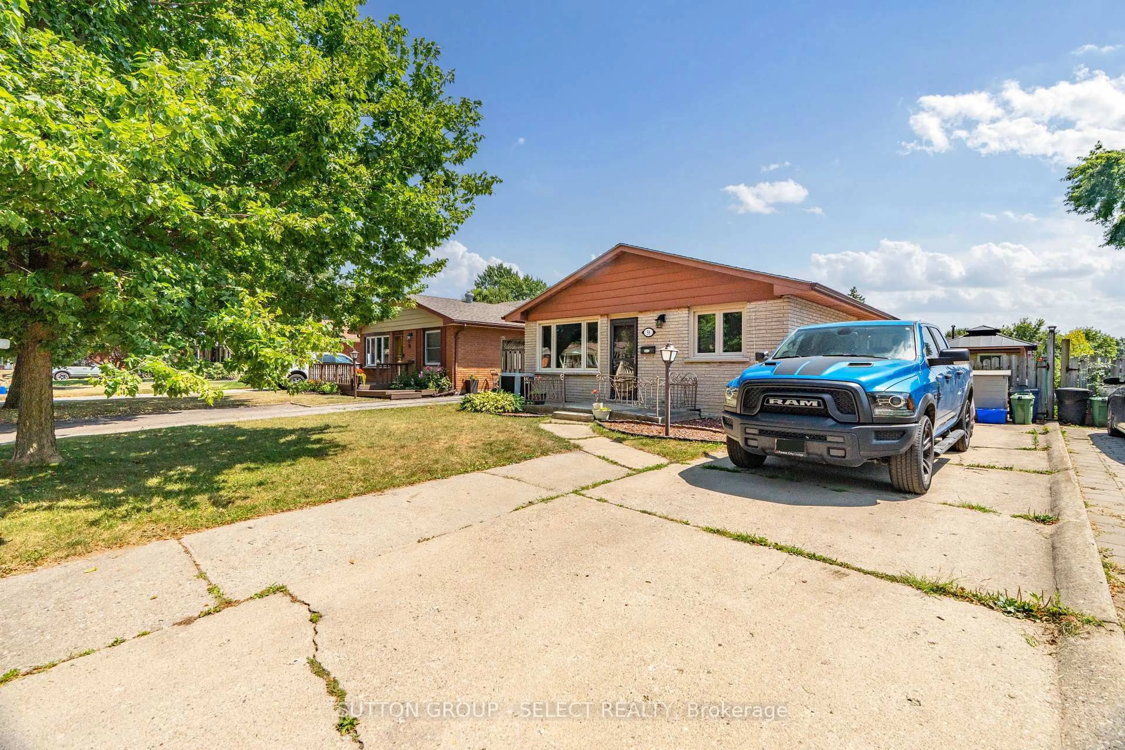A pic from outside/outdoor area/front of a property/back of a property/a pic from drone, street for 58 Villeneuve Cres, London East Ontario N5V 1M8