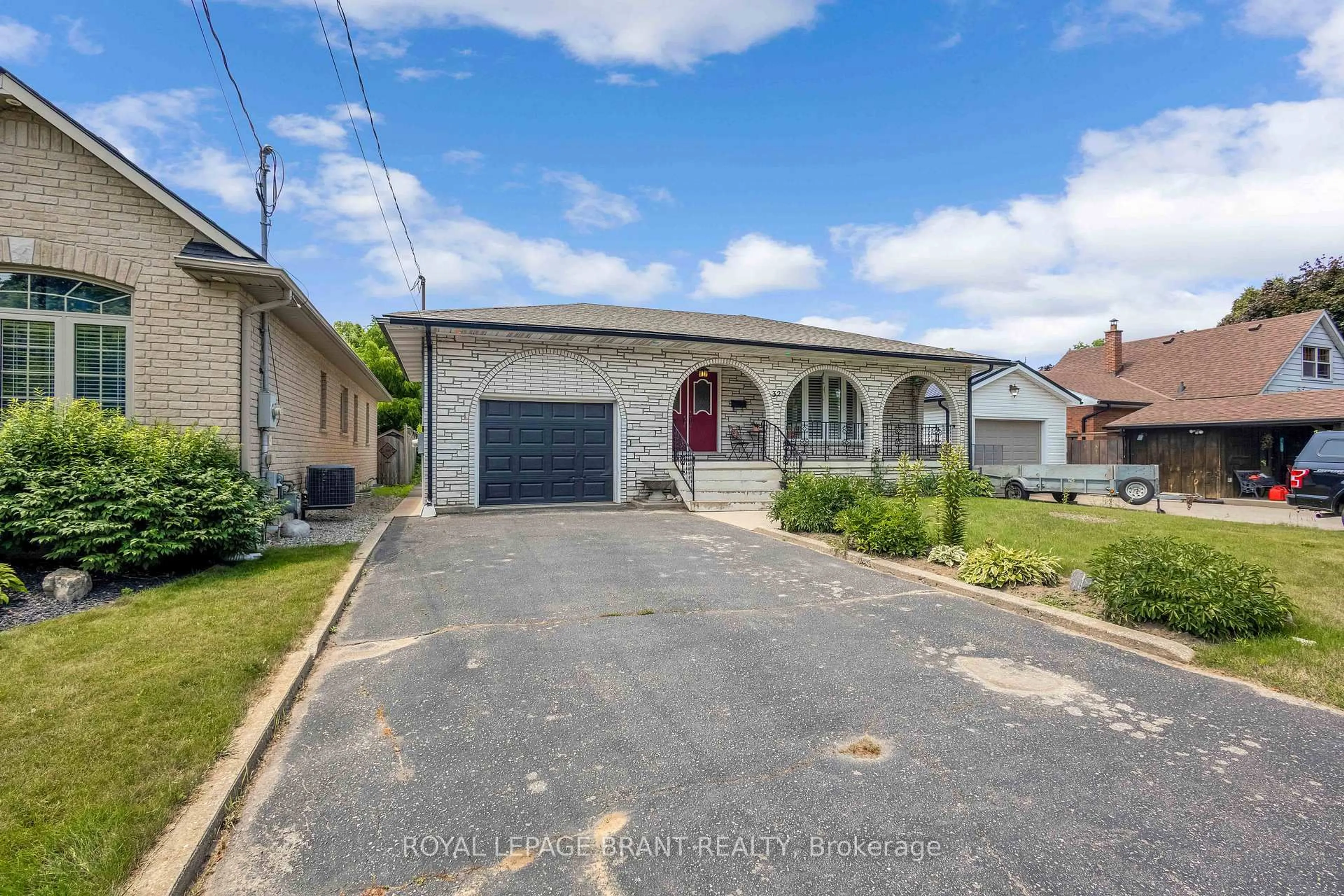 A pic from outside/outdoor area/front of a property/back of a property/a pic from drone, street for 32 Thornton Dr, Brantford Ontario N3R 6M2