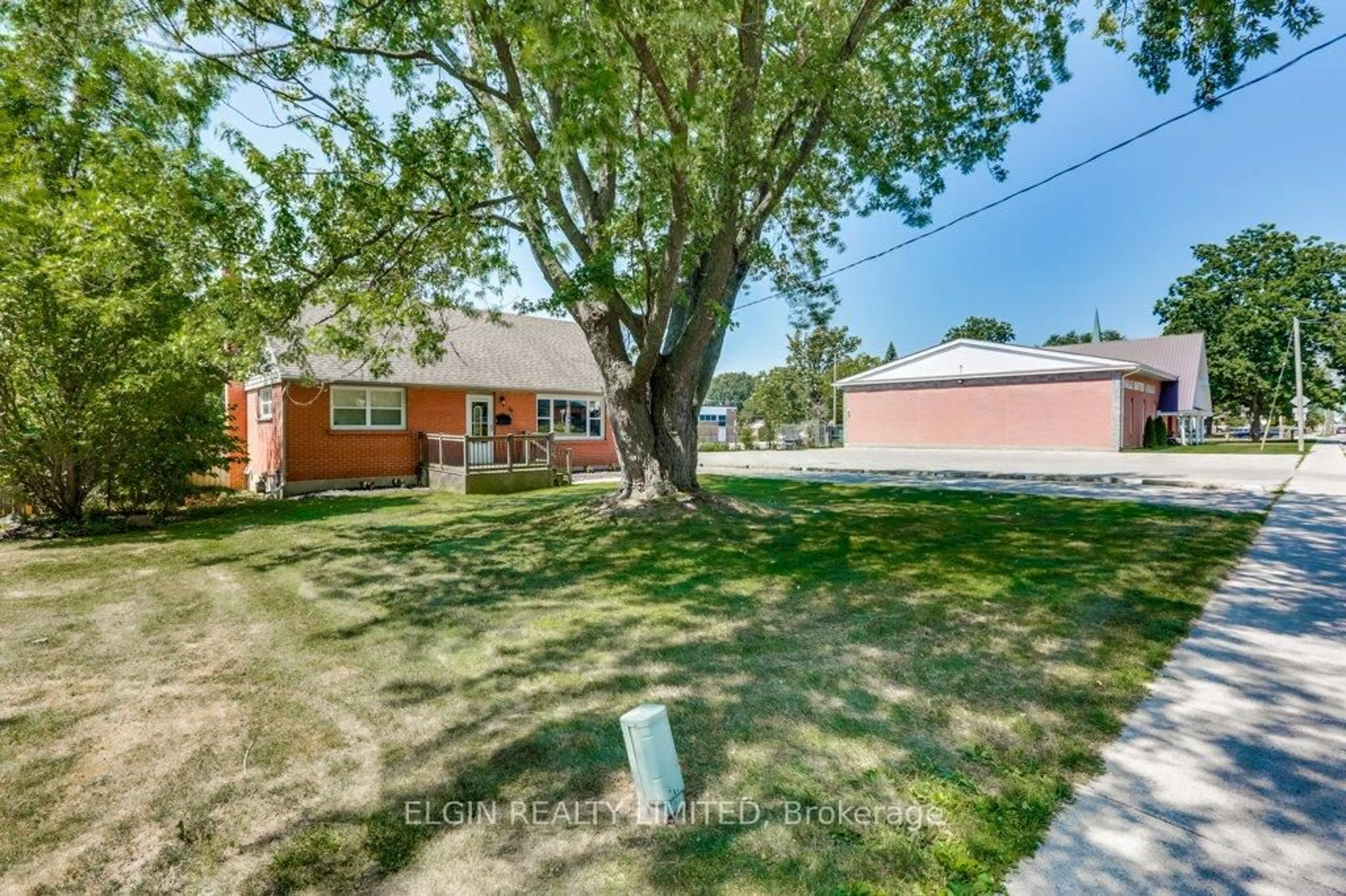 A pic from outside/outdoor area/front of a property/back of a property/a pic from drone, street for 36 Park Ave, St. Thomas Ontario N5R 4W1