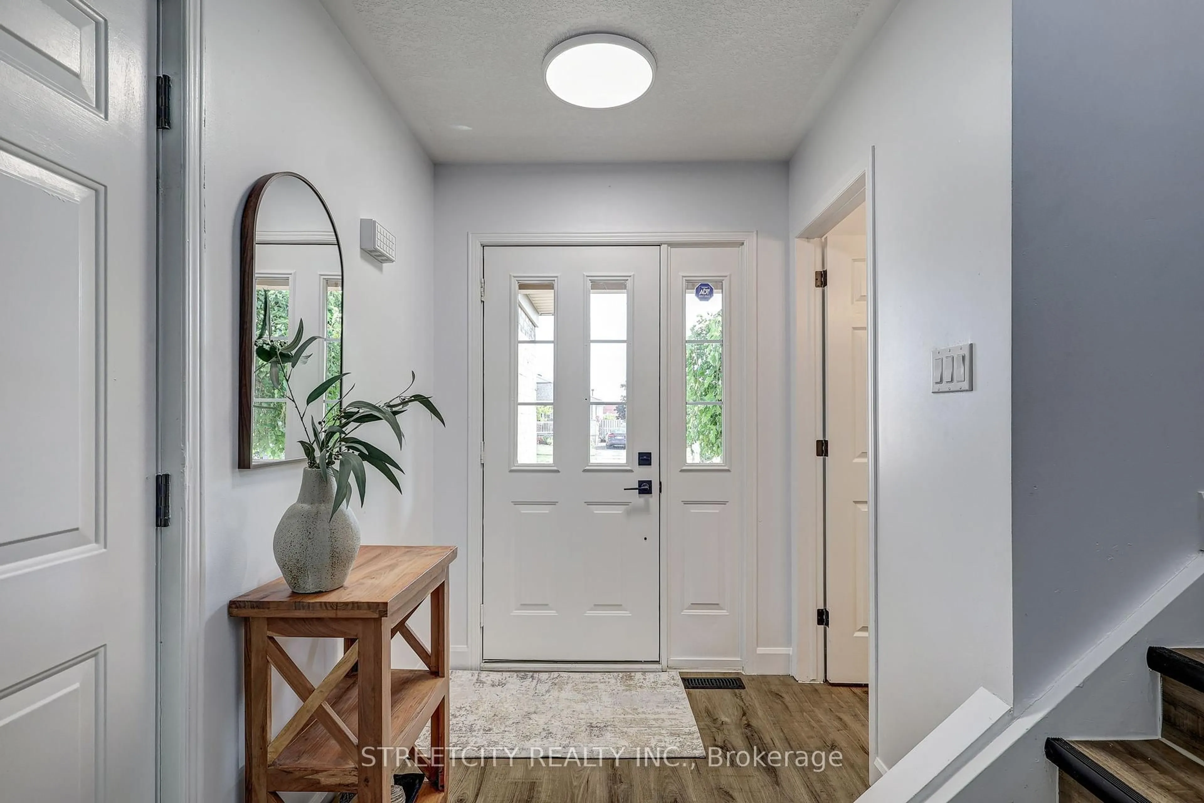 Indoor entryway for 25 Axford Pkwy, St. Thomas Ontario N5R 6E6