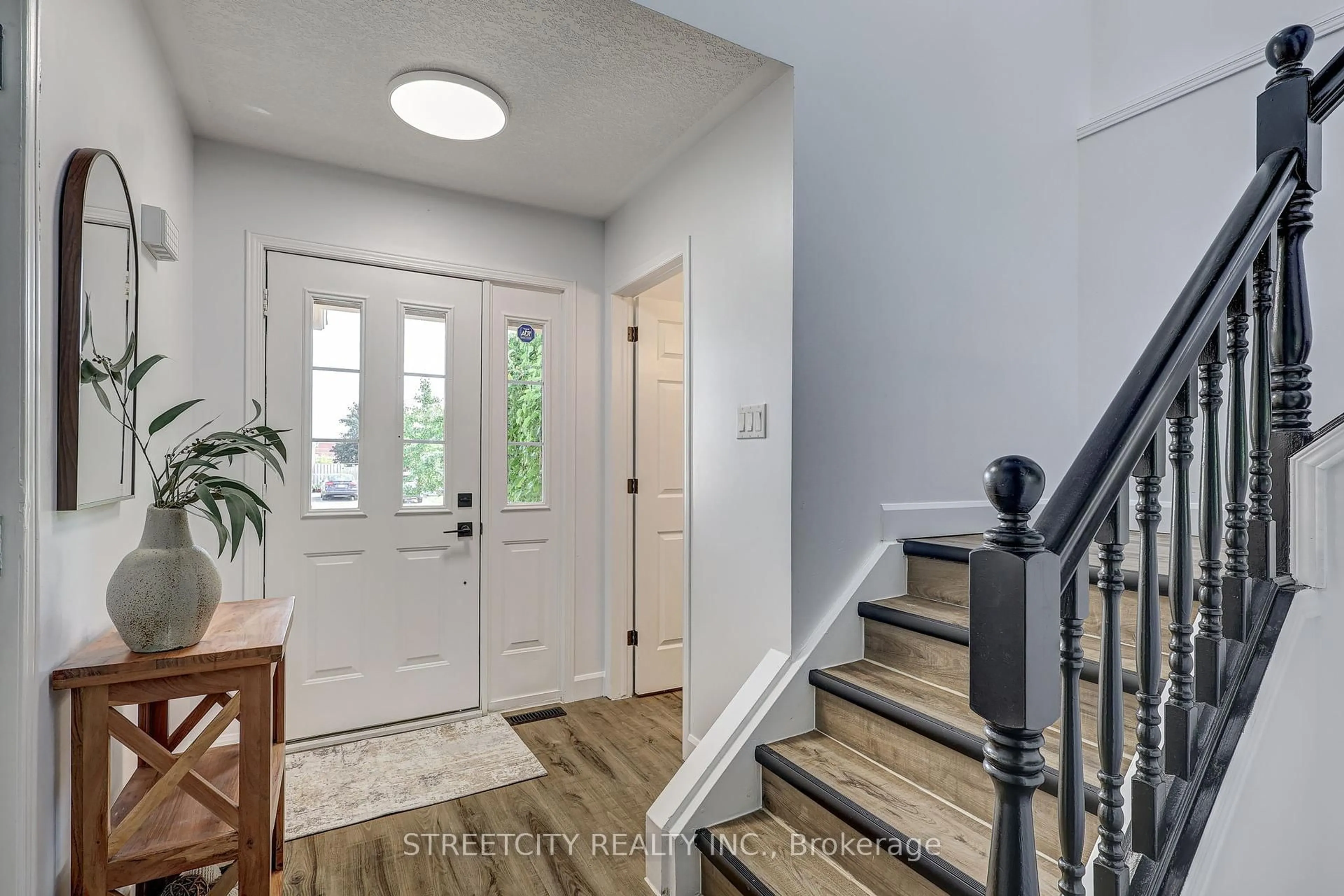 Indoor entryway for 25 Axford Pkwy, St. Thomas Ontario N5R 6E6
