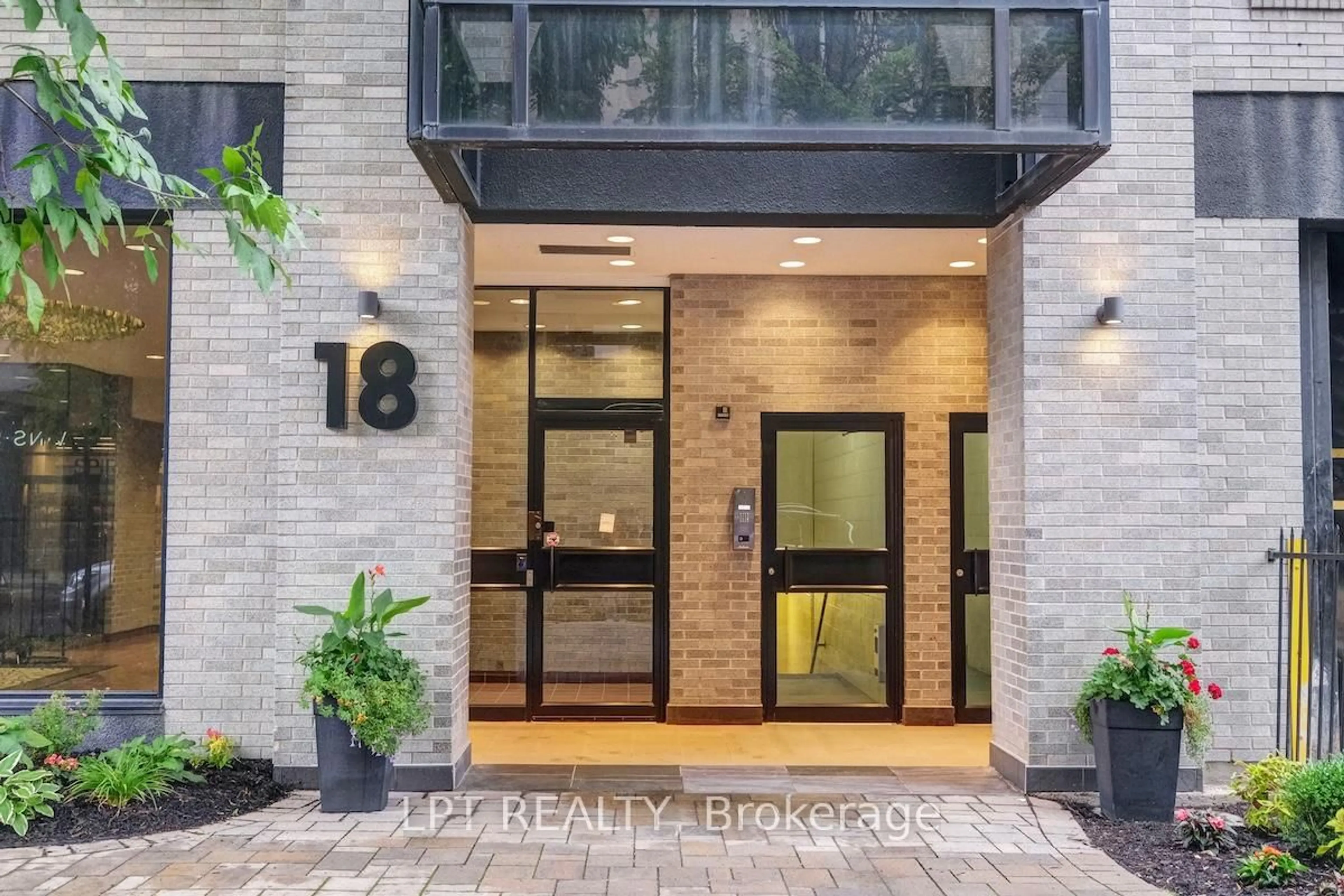Indoor entryway for 18 Nepean St #PH3, Ottawa Ontario K2P 2L2