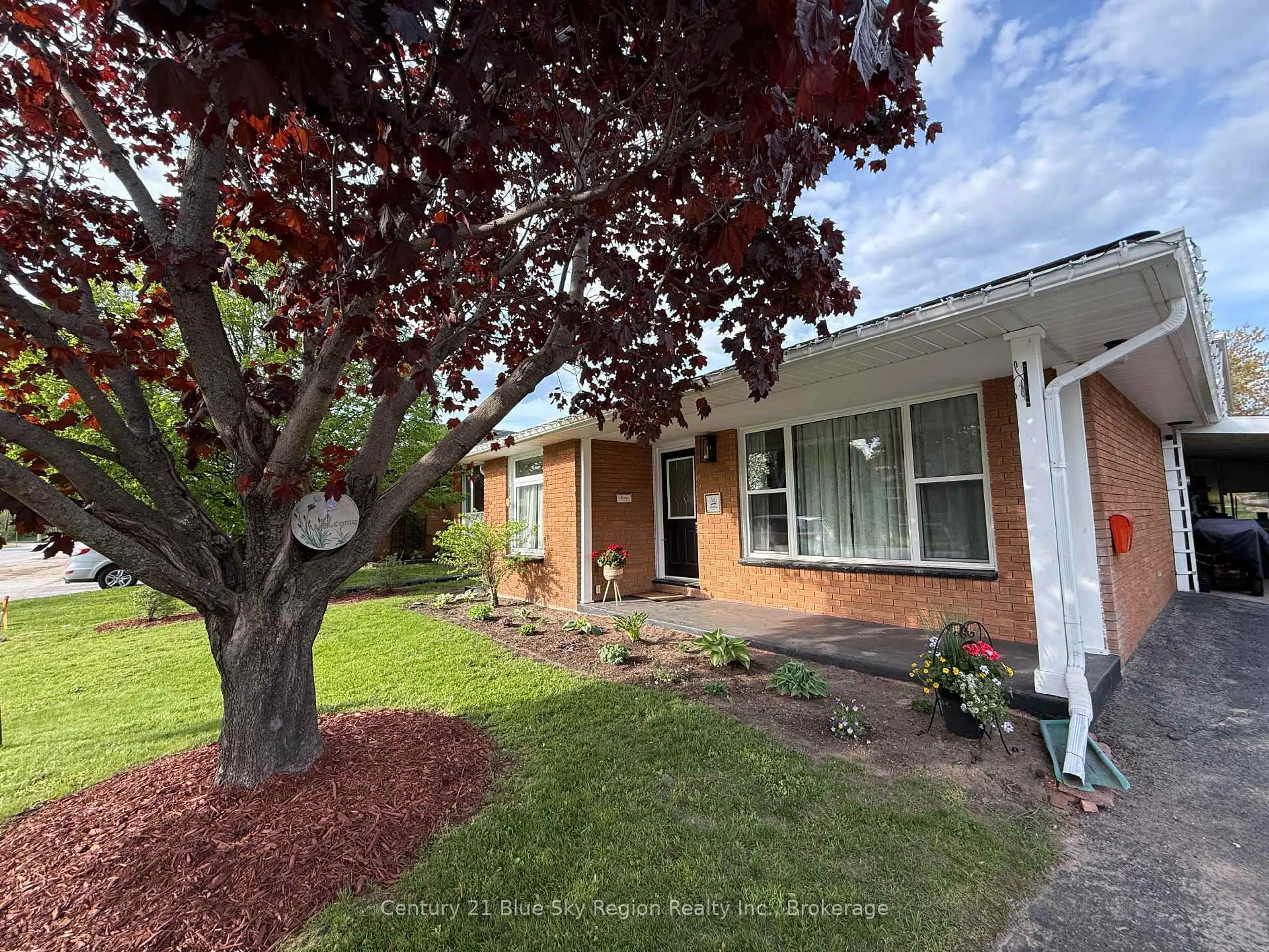 A pic from outside/outdoor area/front of a property/back of a property/a pic from drone, street for 14 MARSHALL PARK Dr, North Bay Ontario P1A 2N9