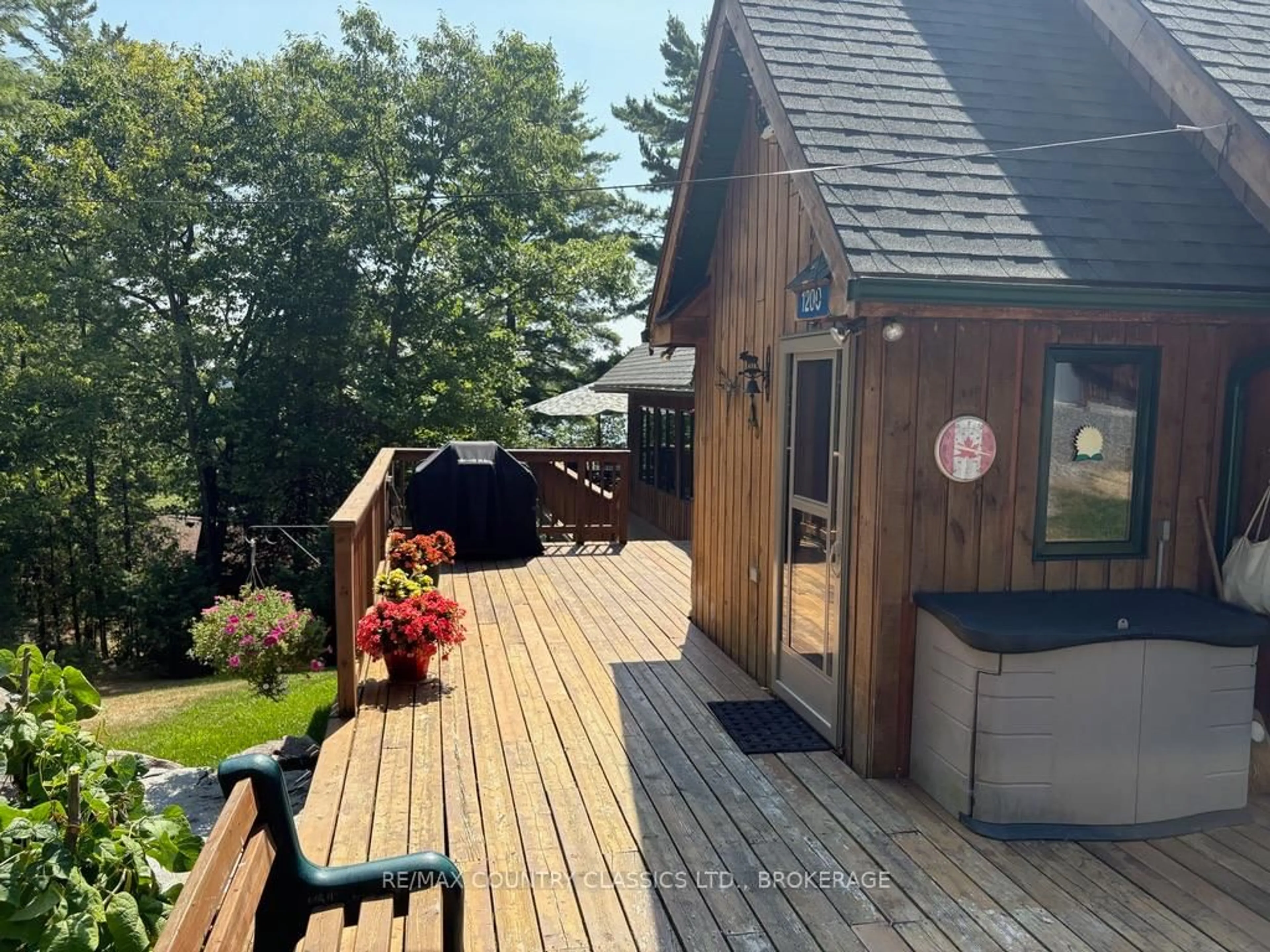 A pic from outside/outdoor area/front of a property/back of a property/a pic from drone, unknown for 1200 South Pinnacle Point Lane, Arden Ontario K0H 1B0