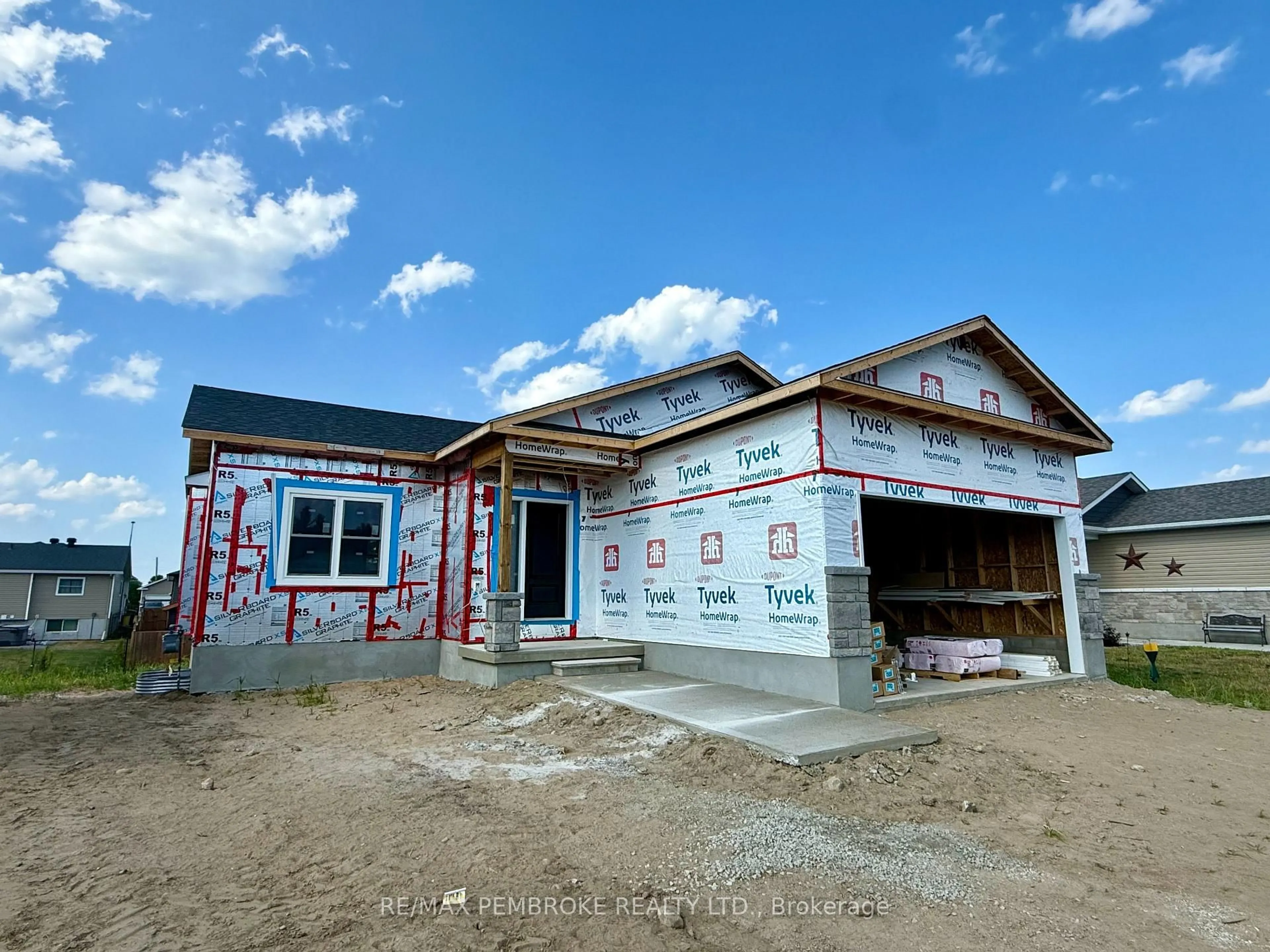 Home with vinyl exterior material, building for 14 Durant St, Petawawa Ontario K8H 0G2